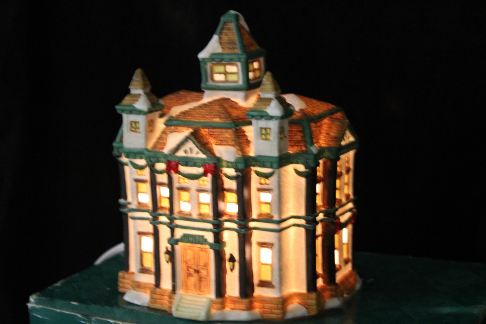 1999 Grandeur Noel Victorian Lighted Christmas Porcelain