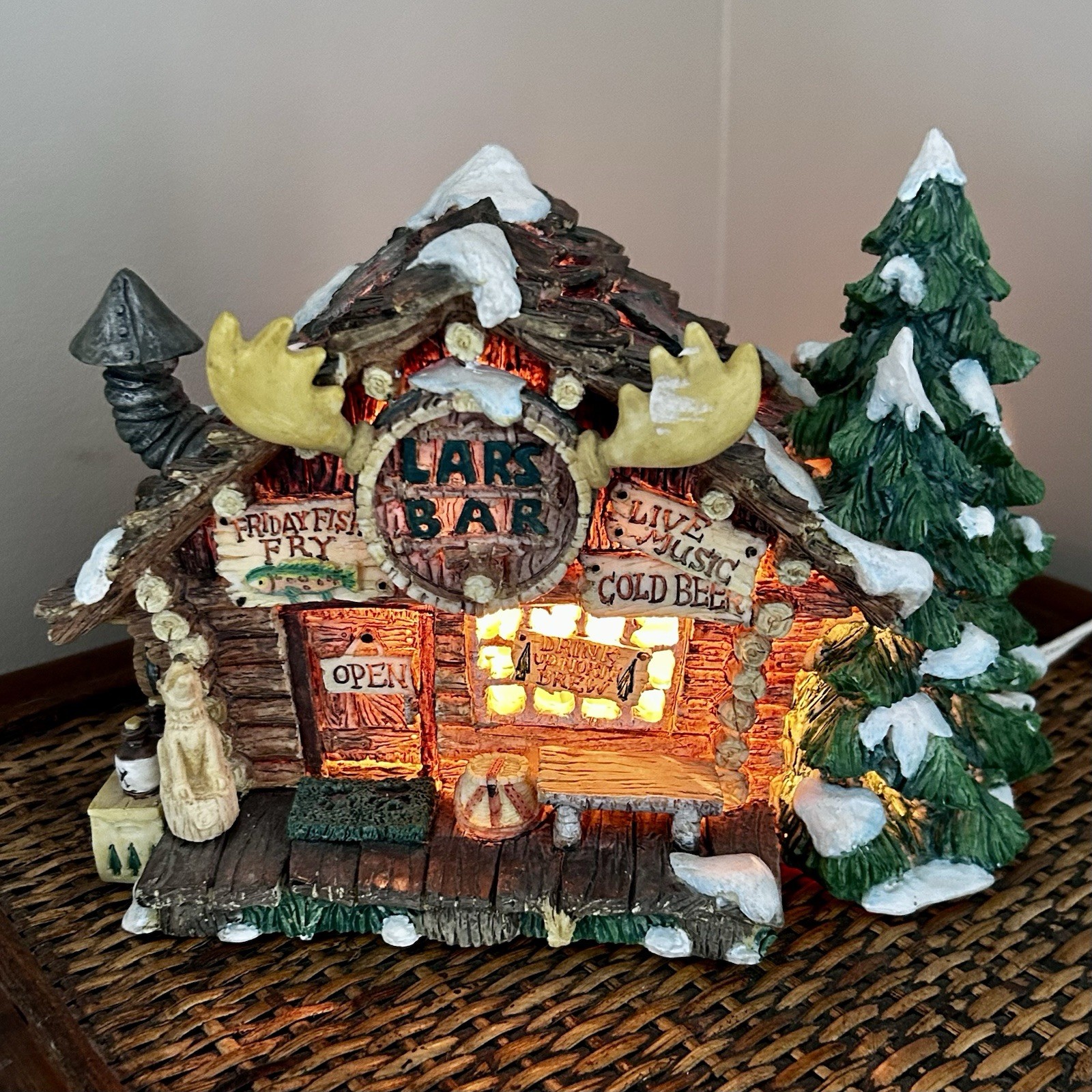 Enesco Lighted House Moose Creek Crossing “Lar’s Bar” 1995 Lakelife Cabincore