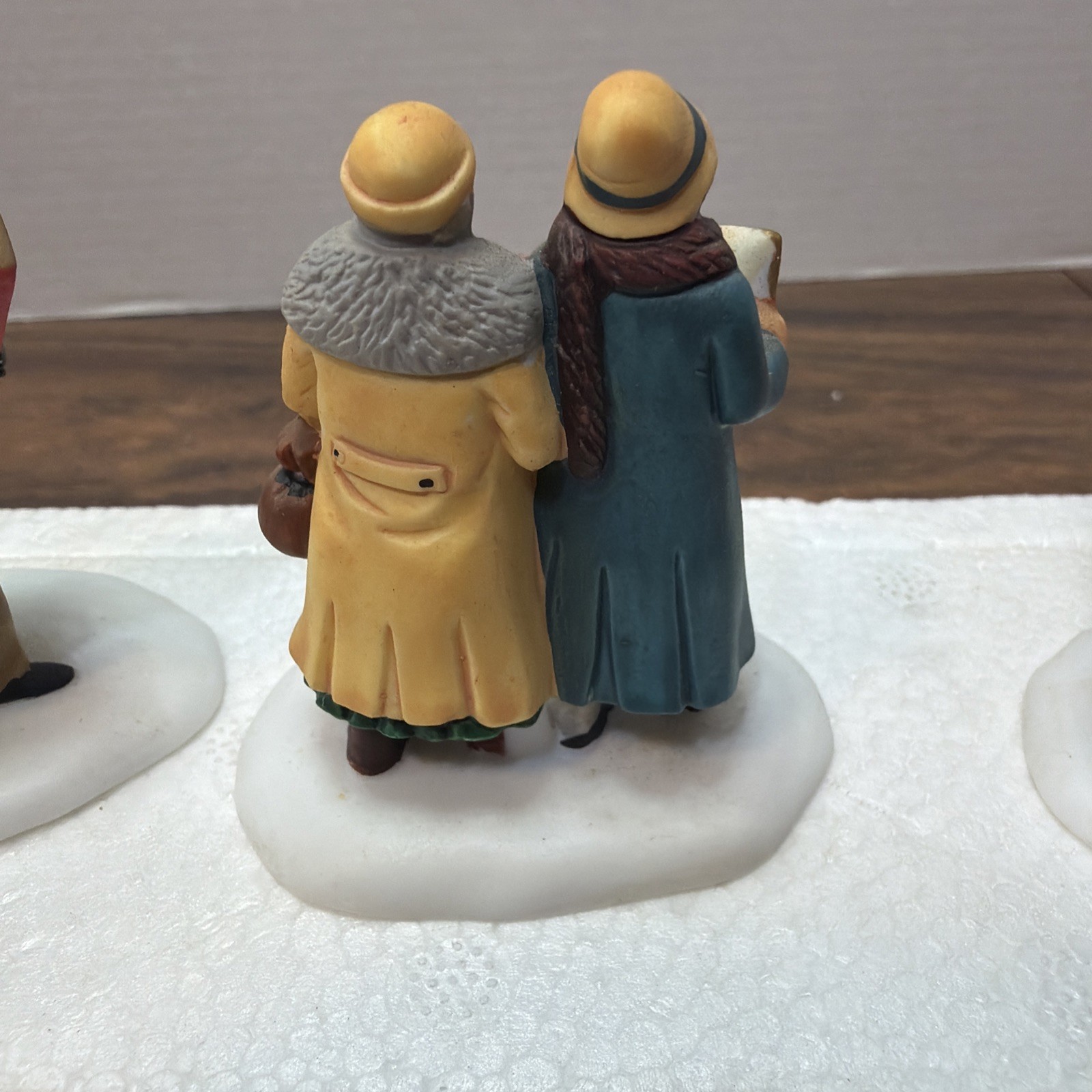 Dept 56 Heritage Village Collection Caroling Through the City 3pc Figure Set