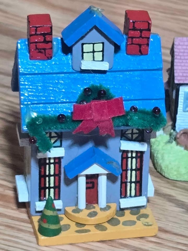 15 CHRISTMAS VILLAGE PIECES RUSS LIBERTY FALLS CO, FIGURES [T20]