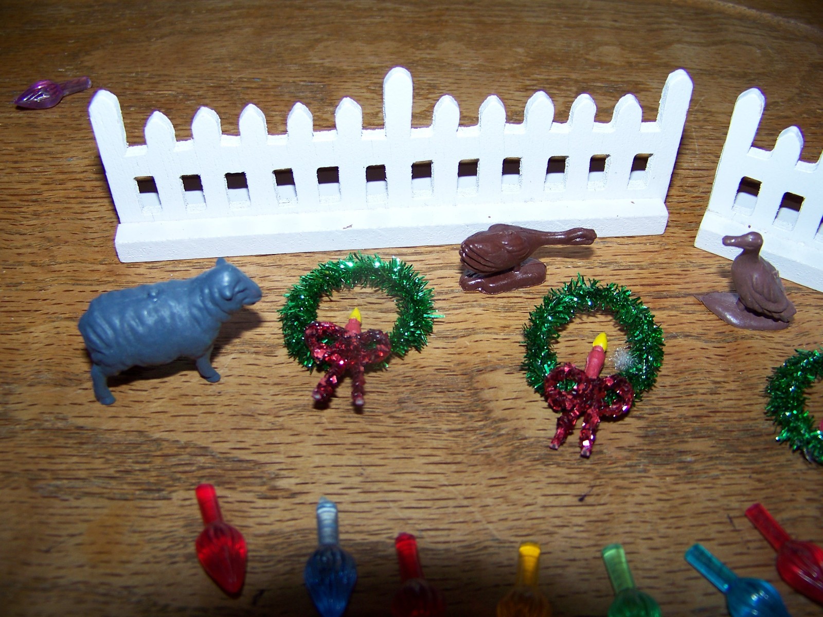 Mixed Lot Christmas Village Fences Wreaths Farm Animals & Craft Bulbs Hong Kong