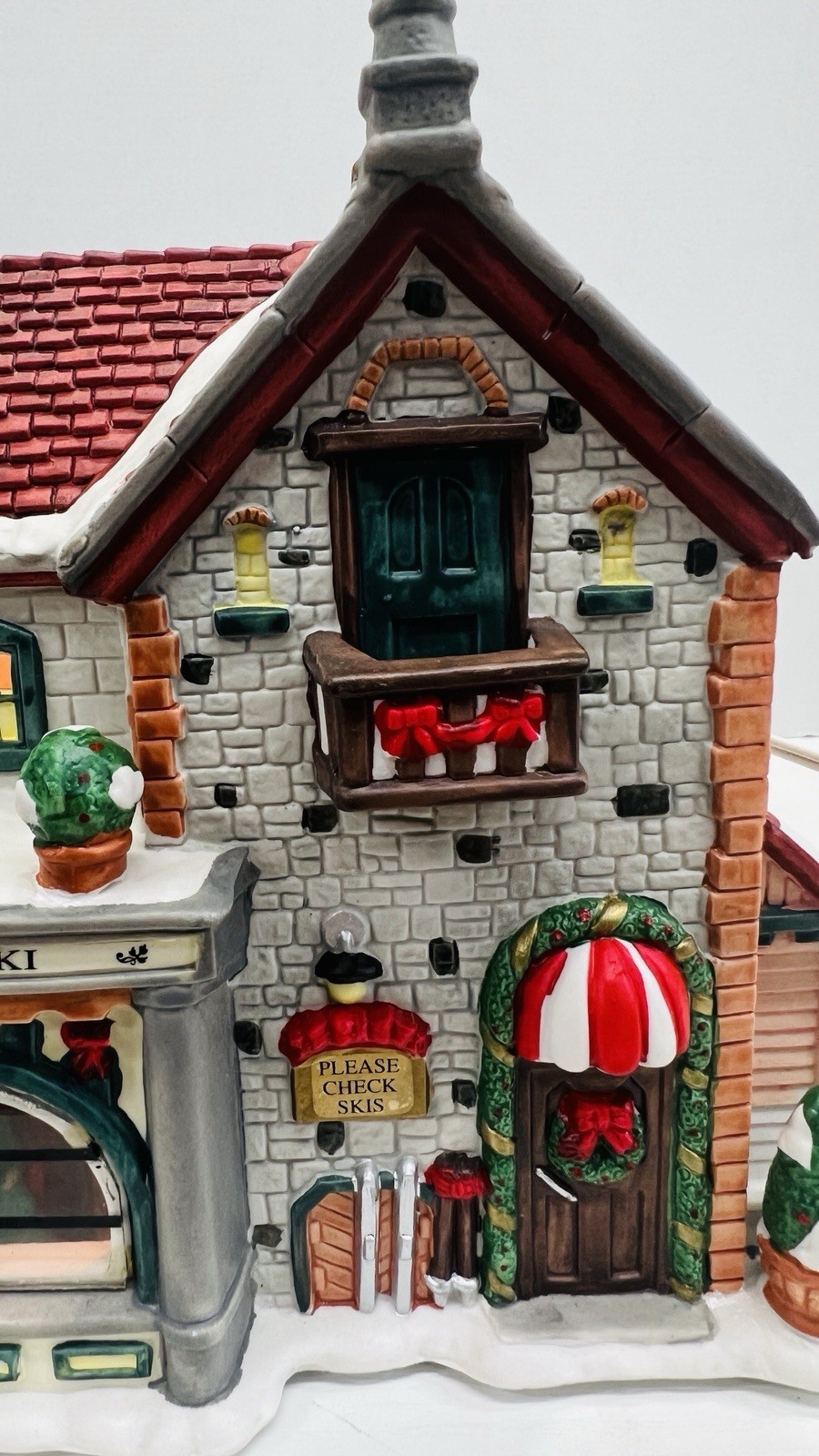 Christmas Delights “Apres Ski Lodge” Porcelain Lighted House Excellent !