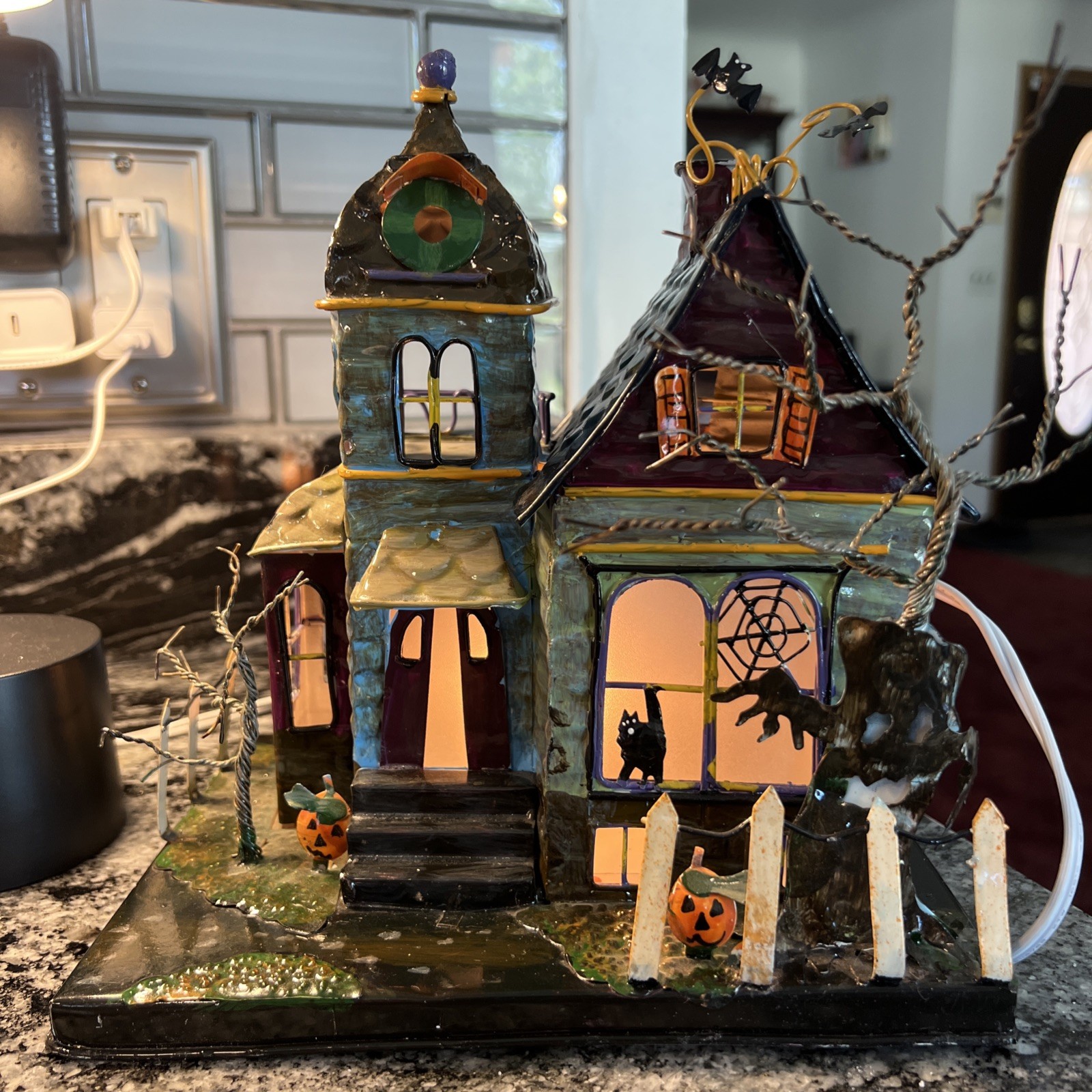 Halloween Haunted House Metal Light Up Decoration – House of Lloyd – Electric