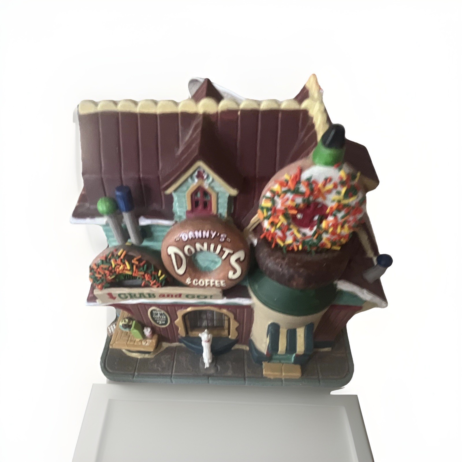 Lemax 2023 Danny’s Donuts & Coffee Illuminated Christmas Village Donut Shop