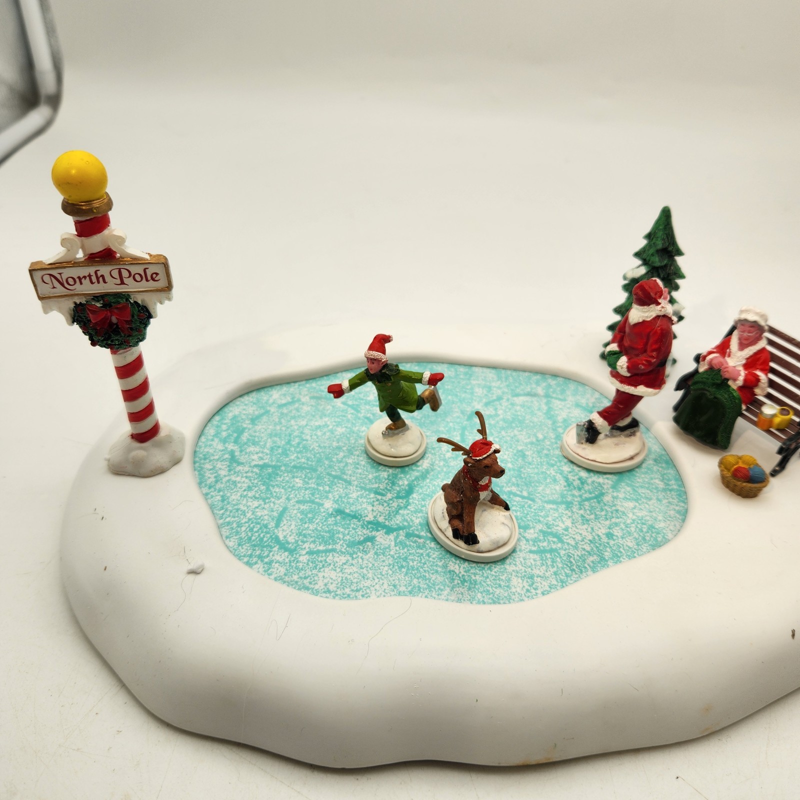 Lemax North Pole Ice Follies 2016 Santa’s Wonderland #64045 Skaters Glide On Ice