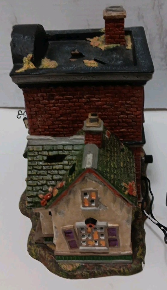 2010 Dept 56 Critter’s Pets & Pelts WORKS #808986 Halloween Village