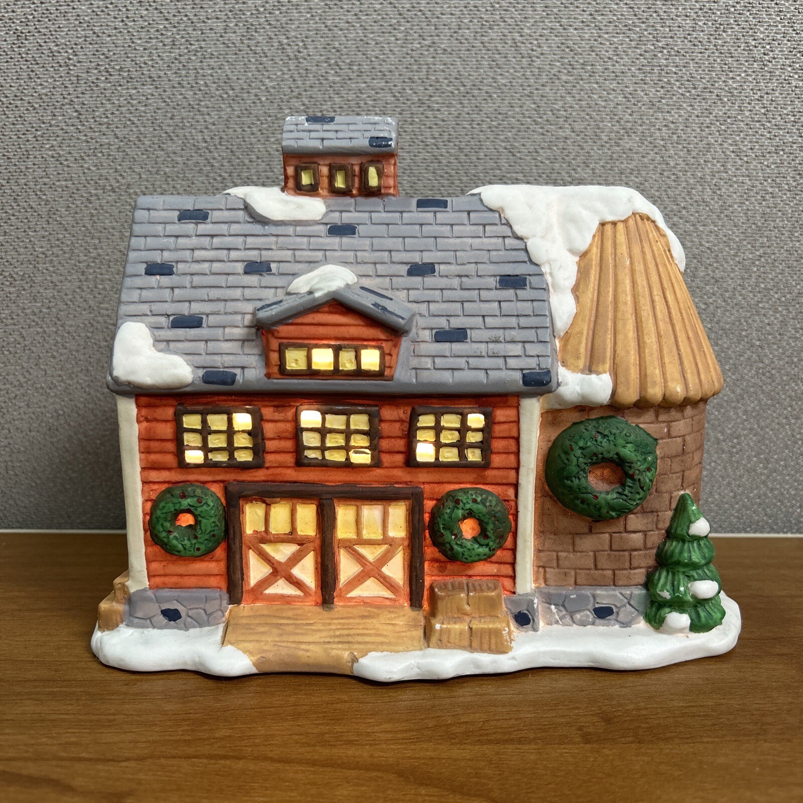 VINTAGE 1992 NOMA INTERNATIONAL CHRISTMAS VILLAGE BARN FARM ILLUMINATED -LIGHTS!