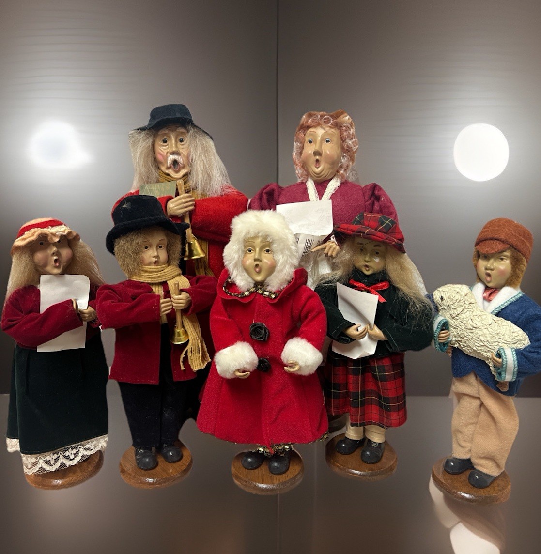 7 Santas Workbench Christmas Singing Carolers Display Posable Dolls Vintage