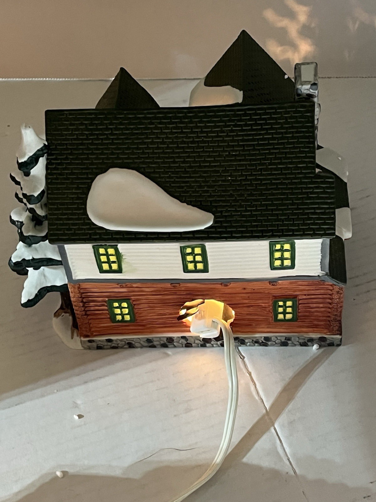 LEMAX 1996 VAIL Village Lighted Hunter’s Lodge House Christmas Porcelain CC