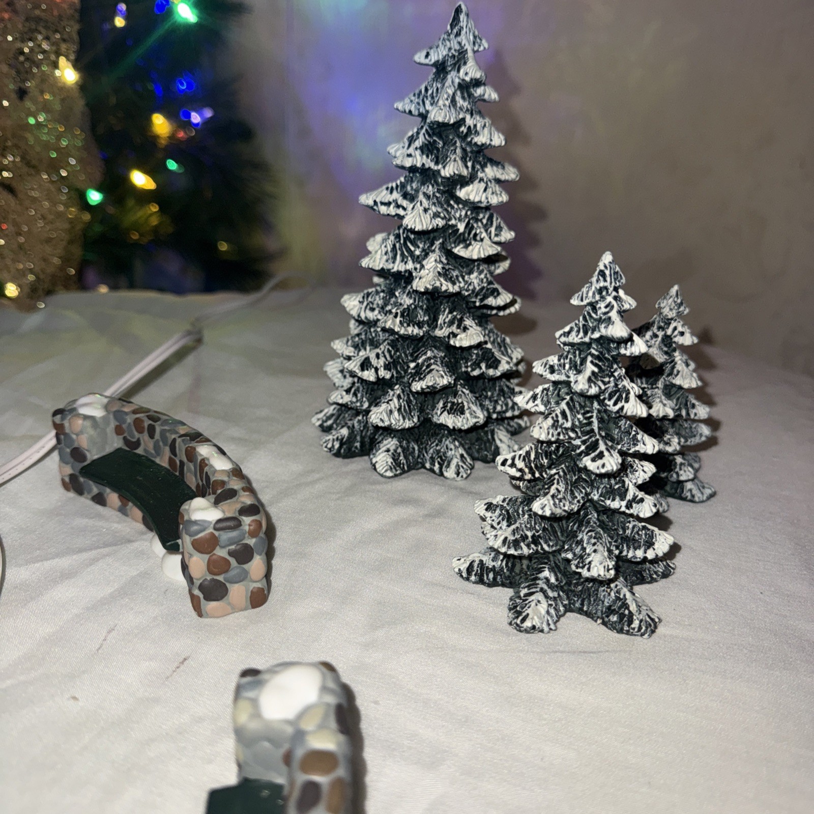 Department 56 Heritage Village Collection “Town Tree”/ “Town Tree Trimmers”lot