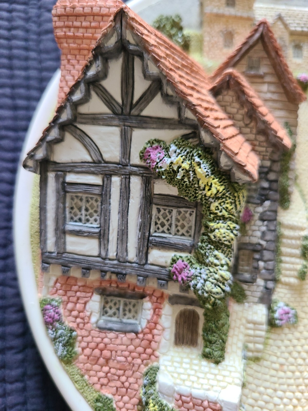 David Winter Cottages – Collector’s Guild Piece – 3D Plaque – Cobblestone Street