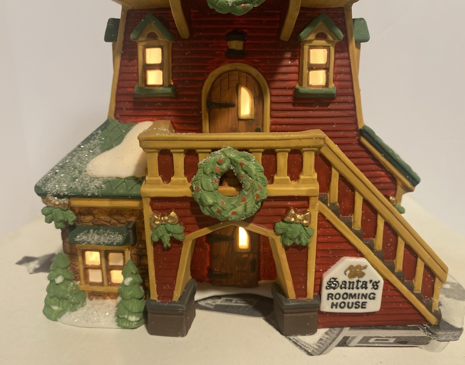 Department 56 North Pole Santas Rooming House #56386 1995 RETIRED w/Box