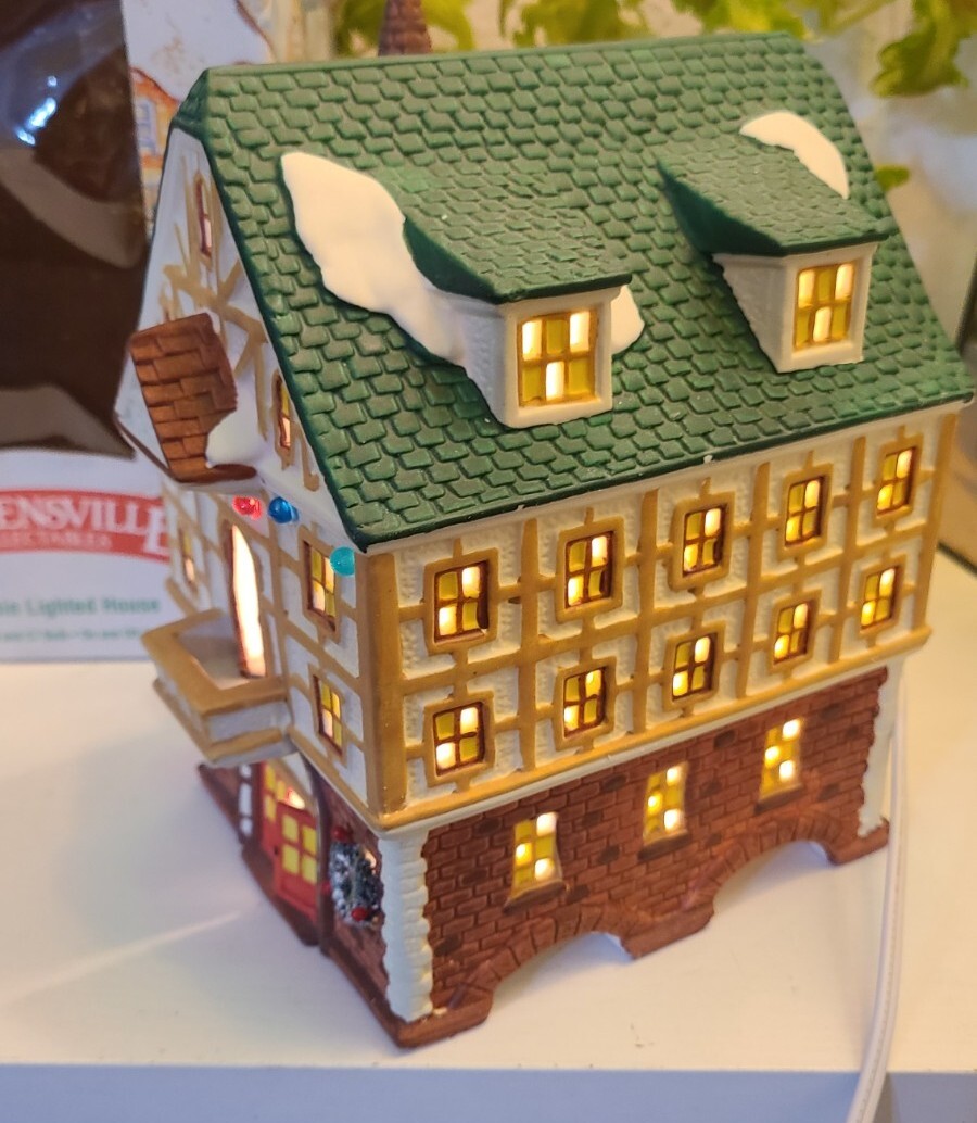 Lighted 3-Story House “GND” 7 5/8″H 5″W 6″D Detailed HP PORCELAIN 1998 NOMA