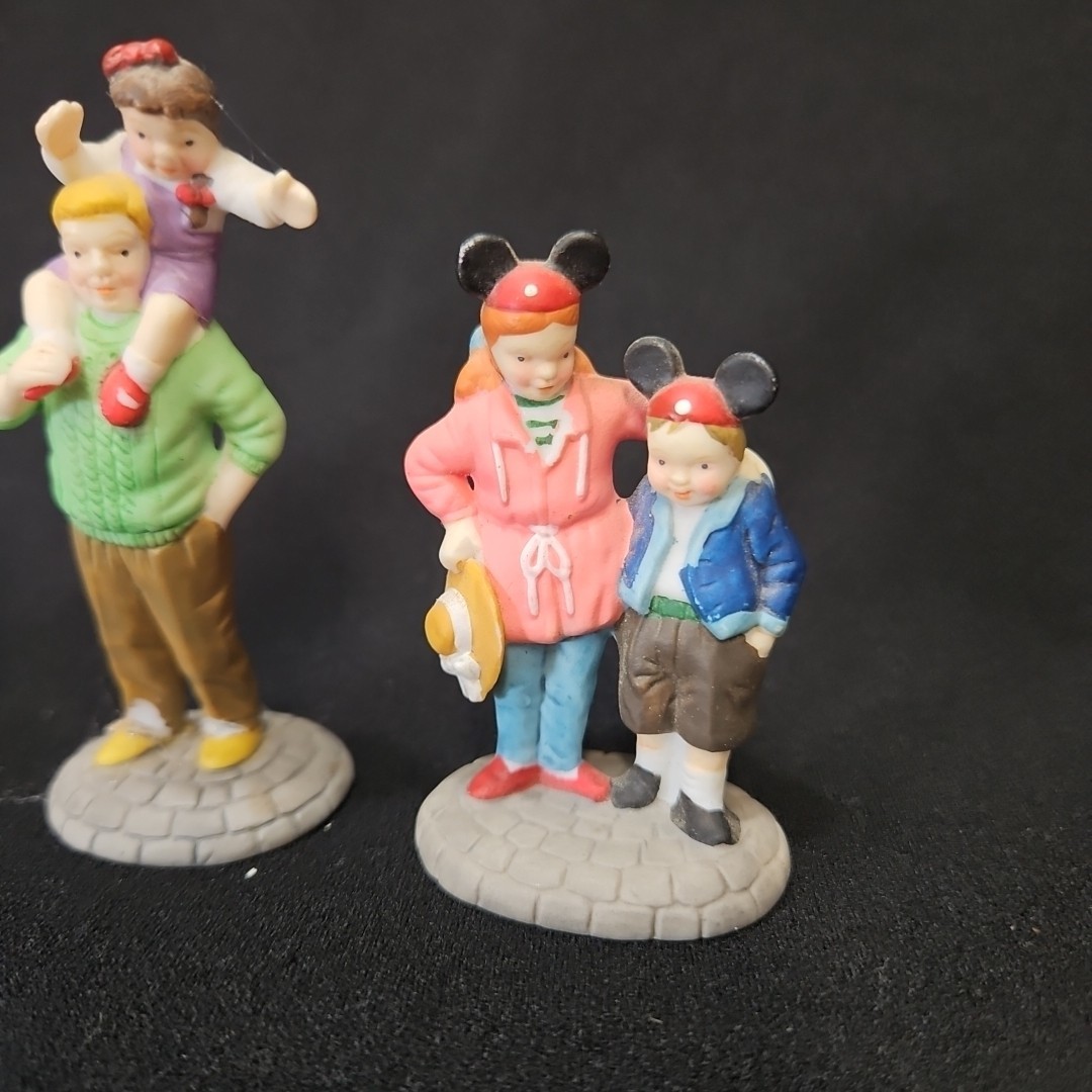 Dept 56 Disney Parks Village Christmas Family Figurines 3 Pc Set #53546