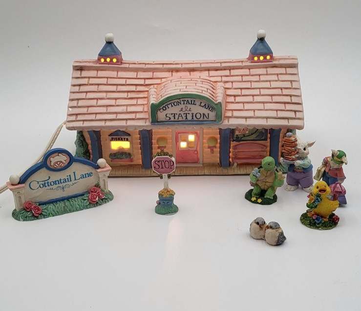 Vtg Midwest Importers Cottontail Lane Train Station w/4 Figures. IOB Mint 1993