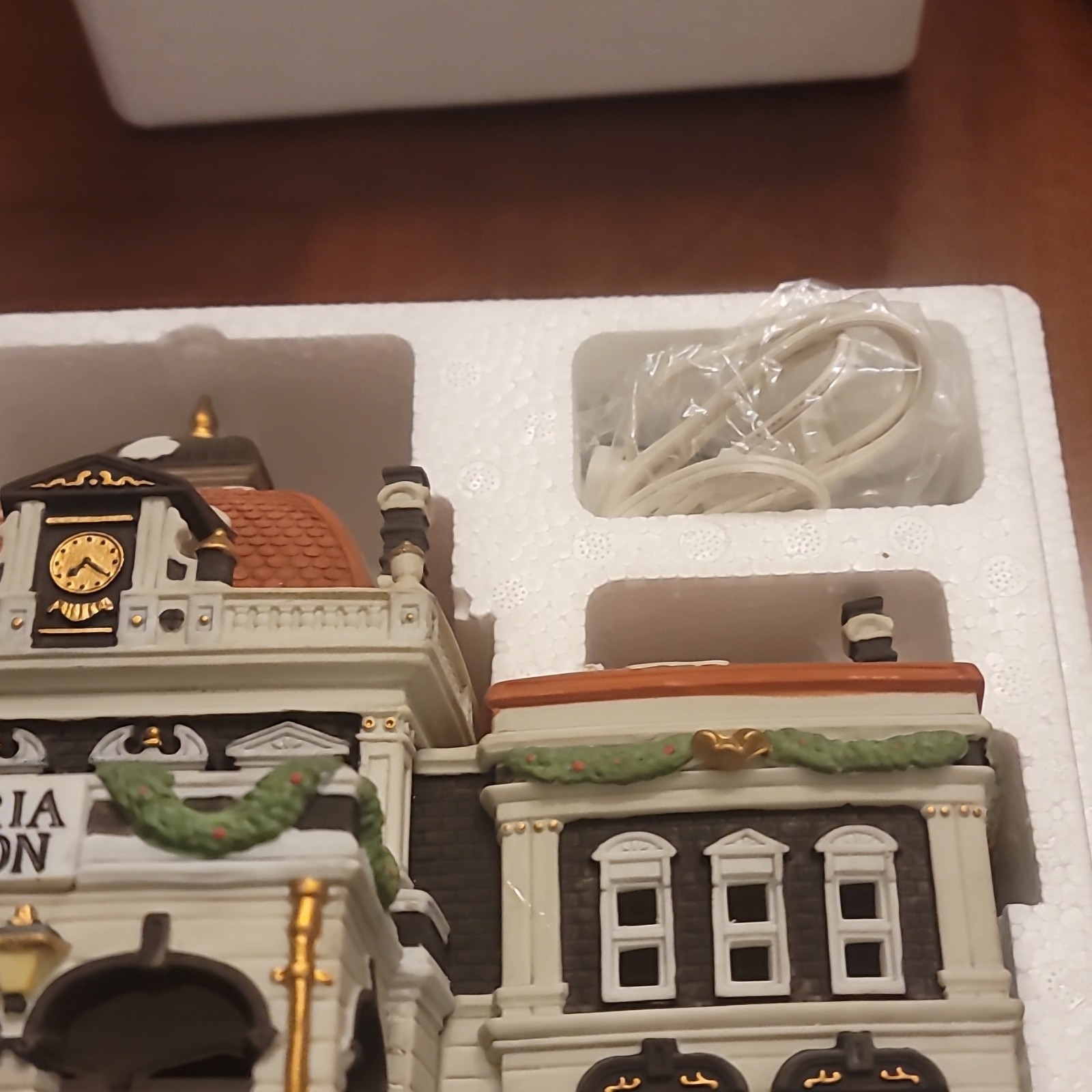 Department 56 Dickens’ Village Victoria Station Porcelain Illuminated