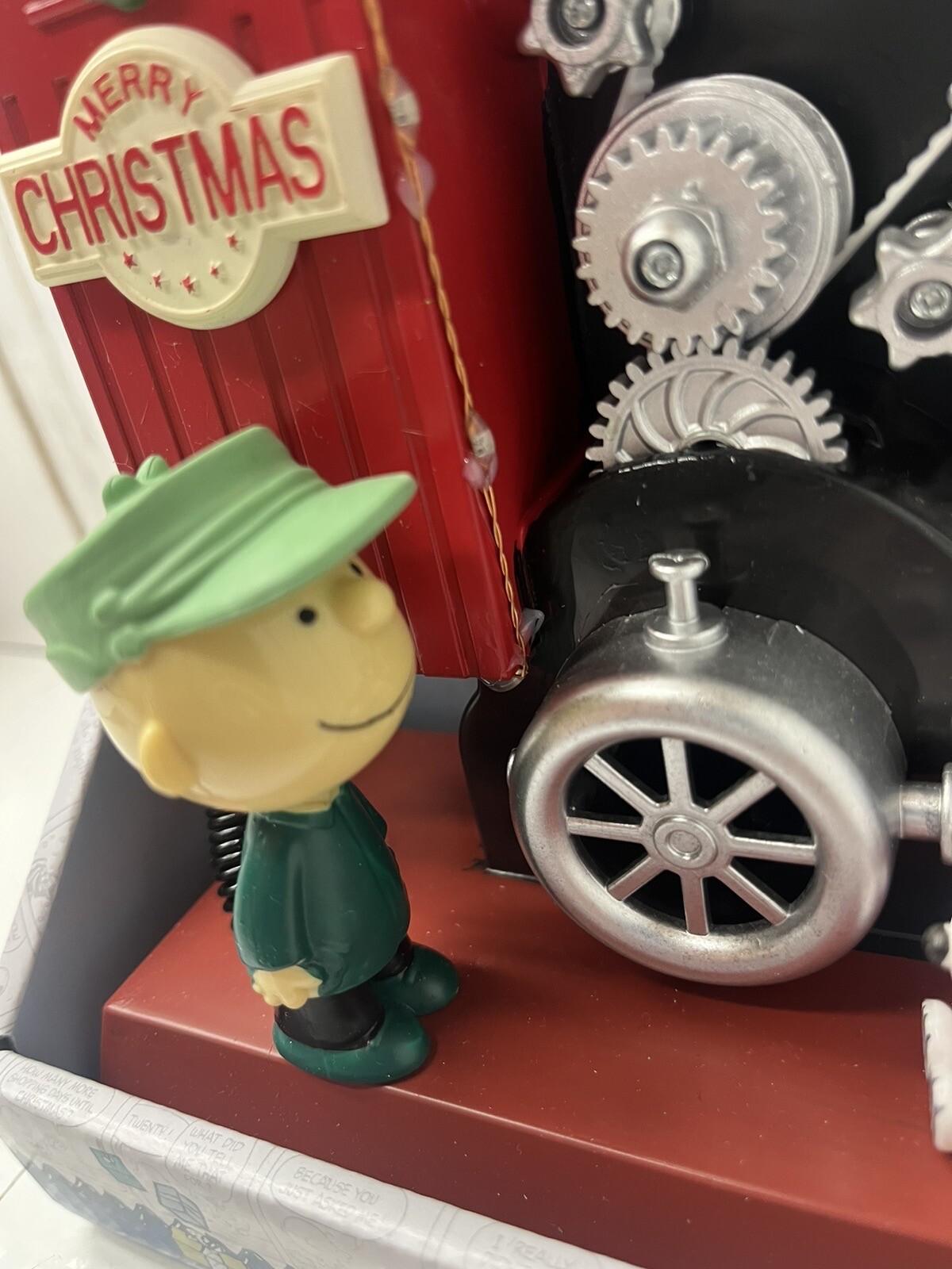PEANUTS Animated Musical Table Piece Christmas Film Projector Charlie Brown NEW