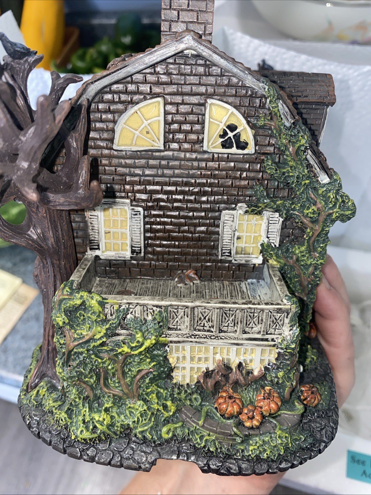 HAWTHORNE VILLAGE AMITYVILLE HOUSE AMERICA’S MOST HAUNTED COLLECTION LIGHT UP