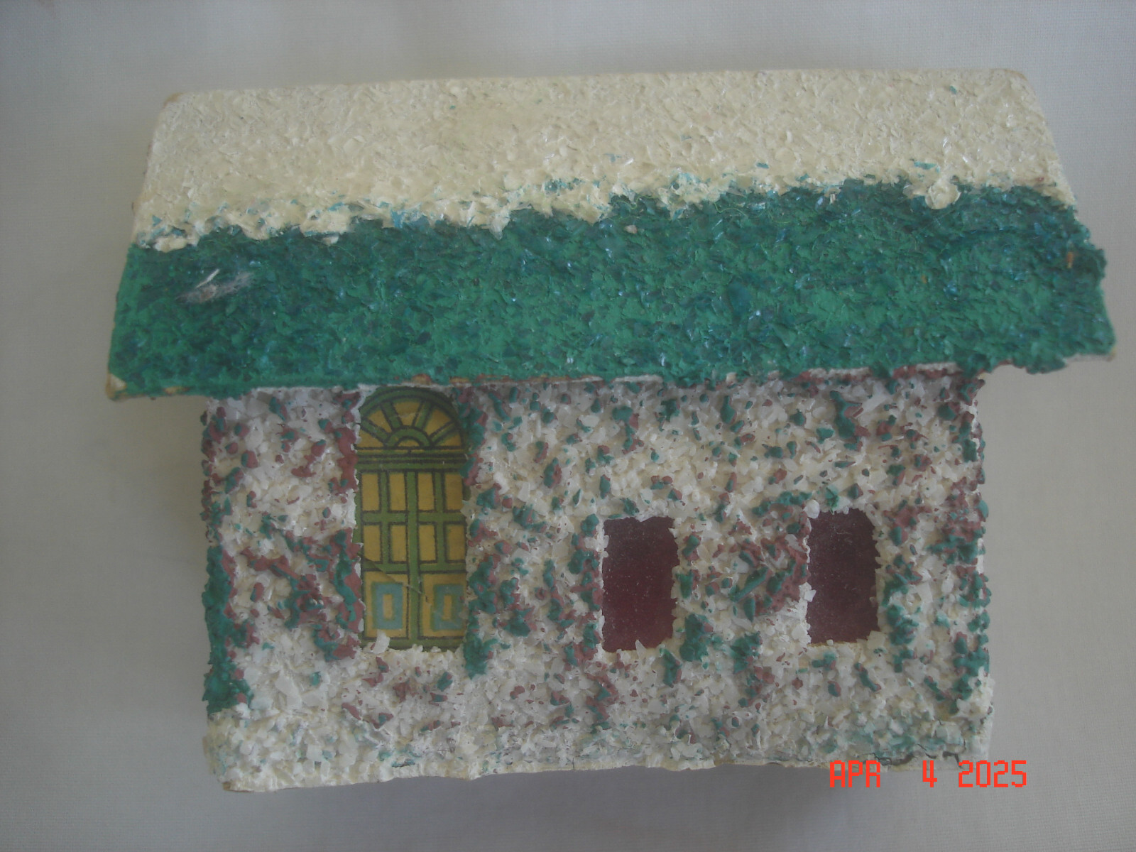 FUN Vtg. CARDBOARD PUTZ HOUSE with CONFETTI MICA for VILLAGES / DISPLAYS
