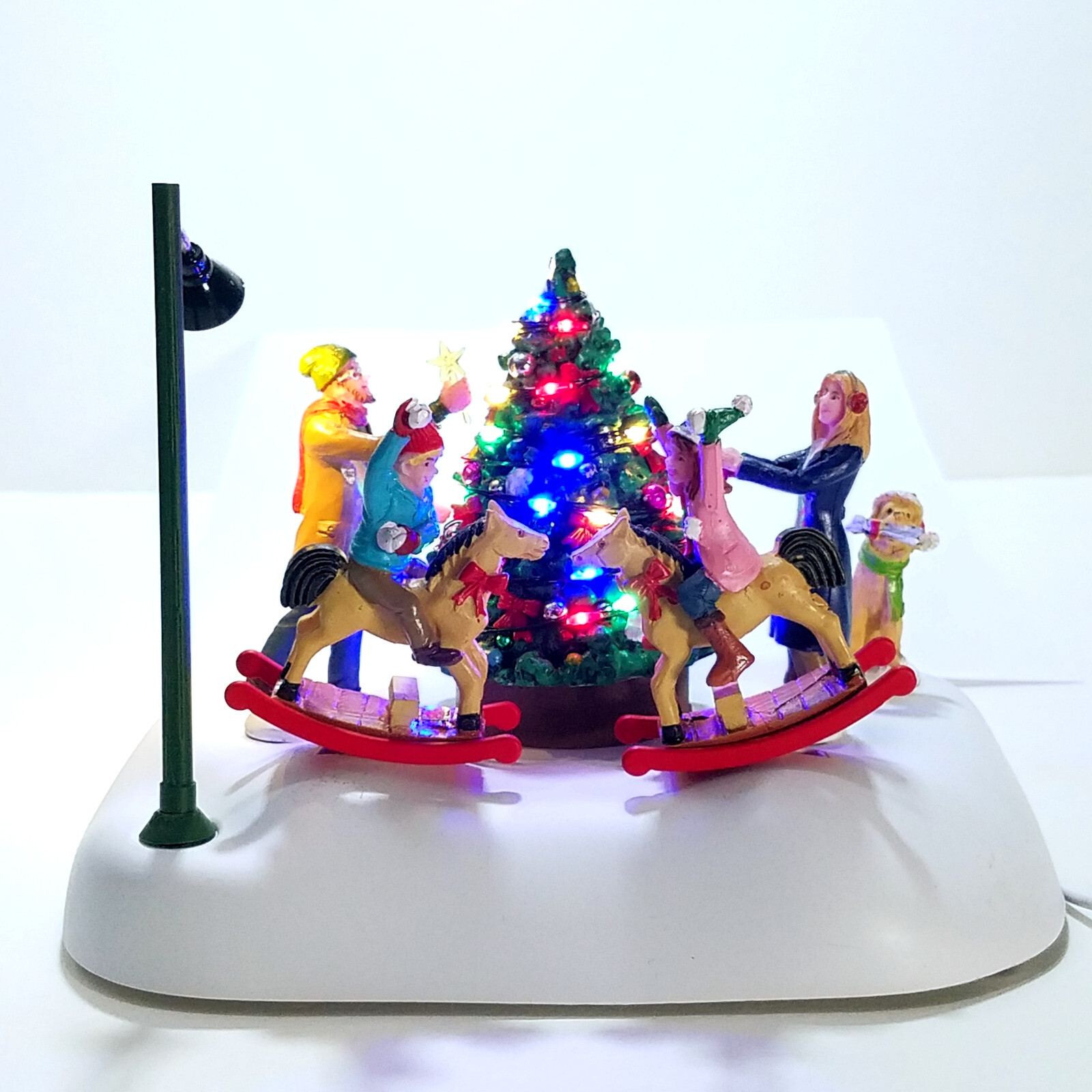 Lemax Rockin’ Around The Christmas Tree Caddington Village 44321 U2 Happy Family