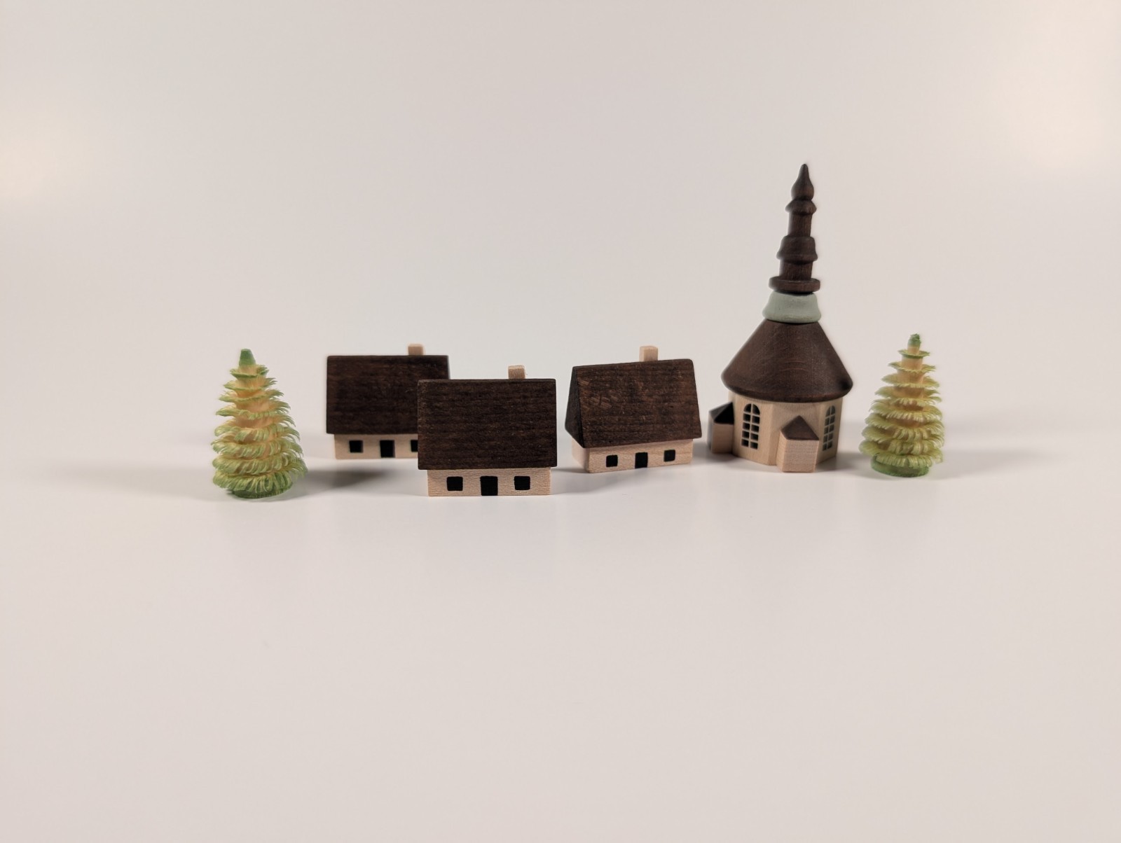 Chip Box-Village with 3 buildings and 2 trees in cylinder wood container
