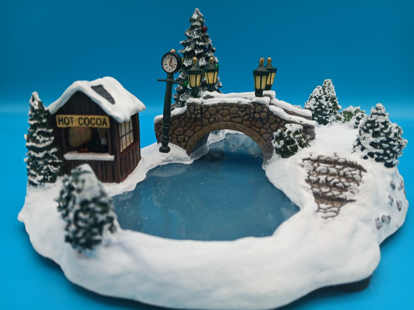 THOMAS KINKADE SKATING AT THE POND LIGHTED CHRISTMAS VILLAGE HOUSE DECOR PRETTY