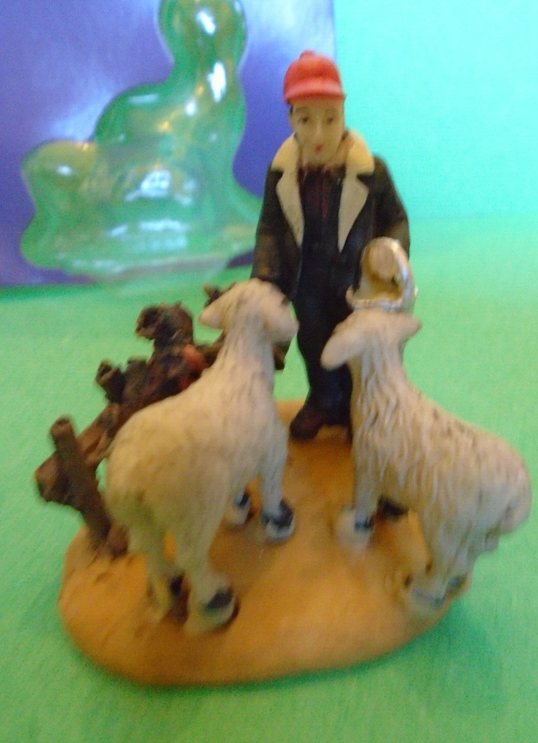 Feeding Sheep Figurine 2 3/4″ x 2 1/4 ‘ x 2 1/4″ 2007 Country Charm Collect NIP