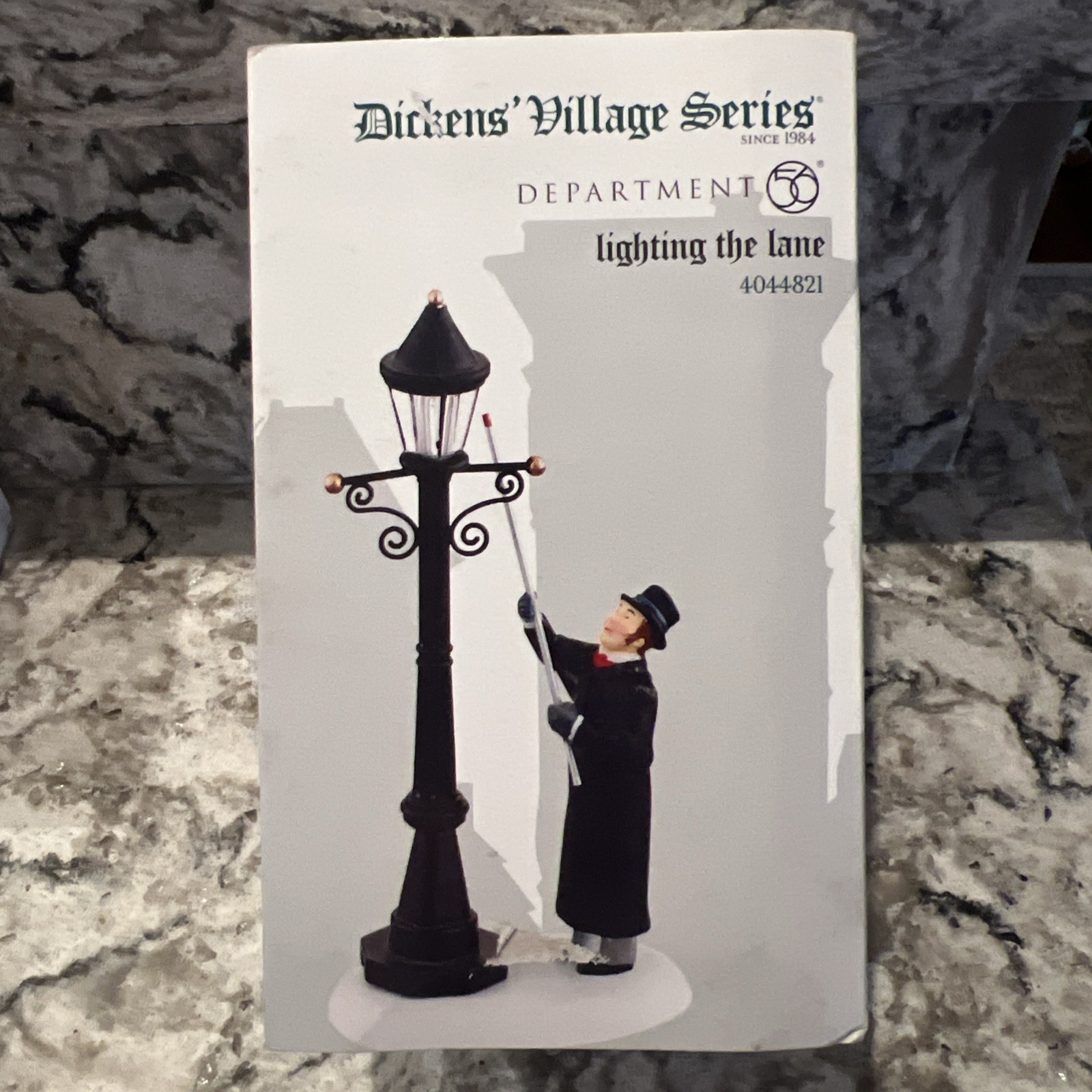 Dept 56 Lighting The Lane Dickens Village 4044821 2015 EXCELLENT CONDITION