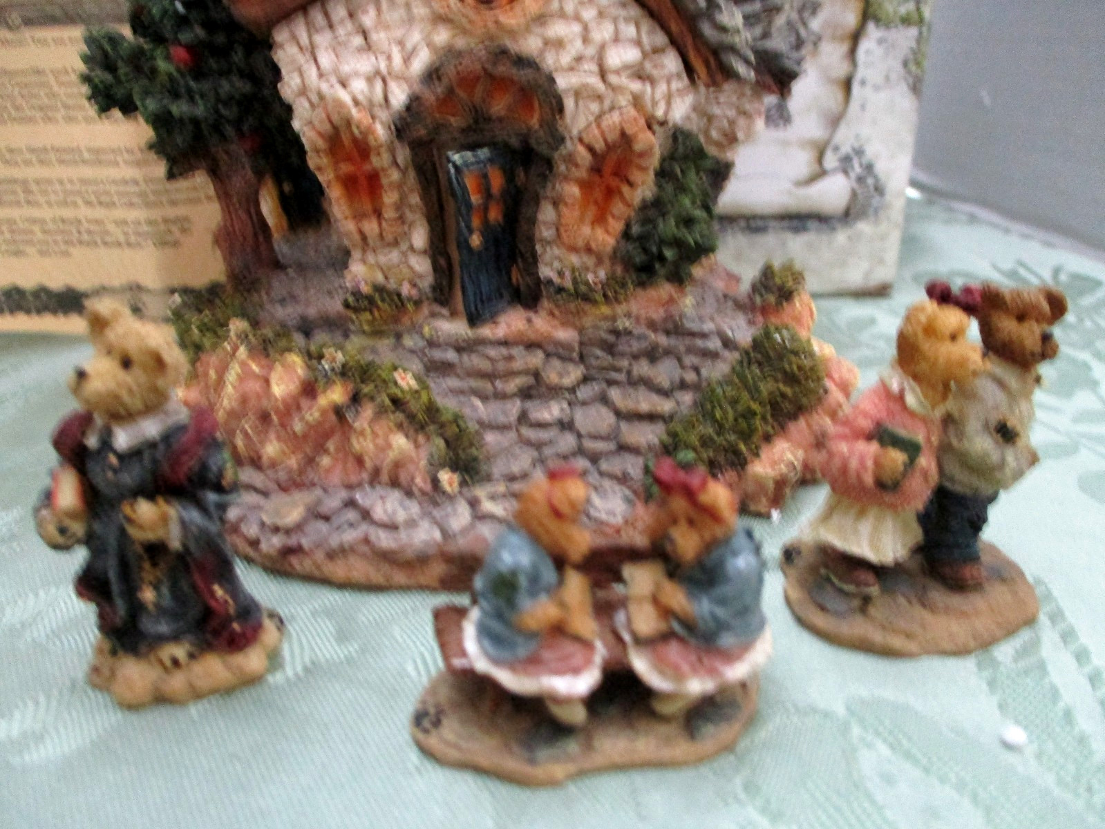 Boyds Bearly- Built Villages “Chapel In The Woods” & Accessories 2000 NIB
