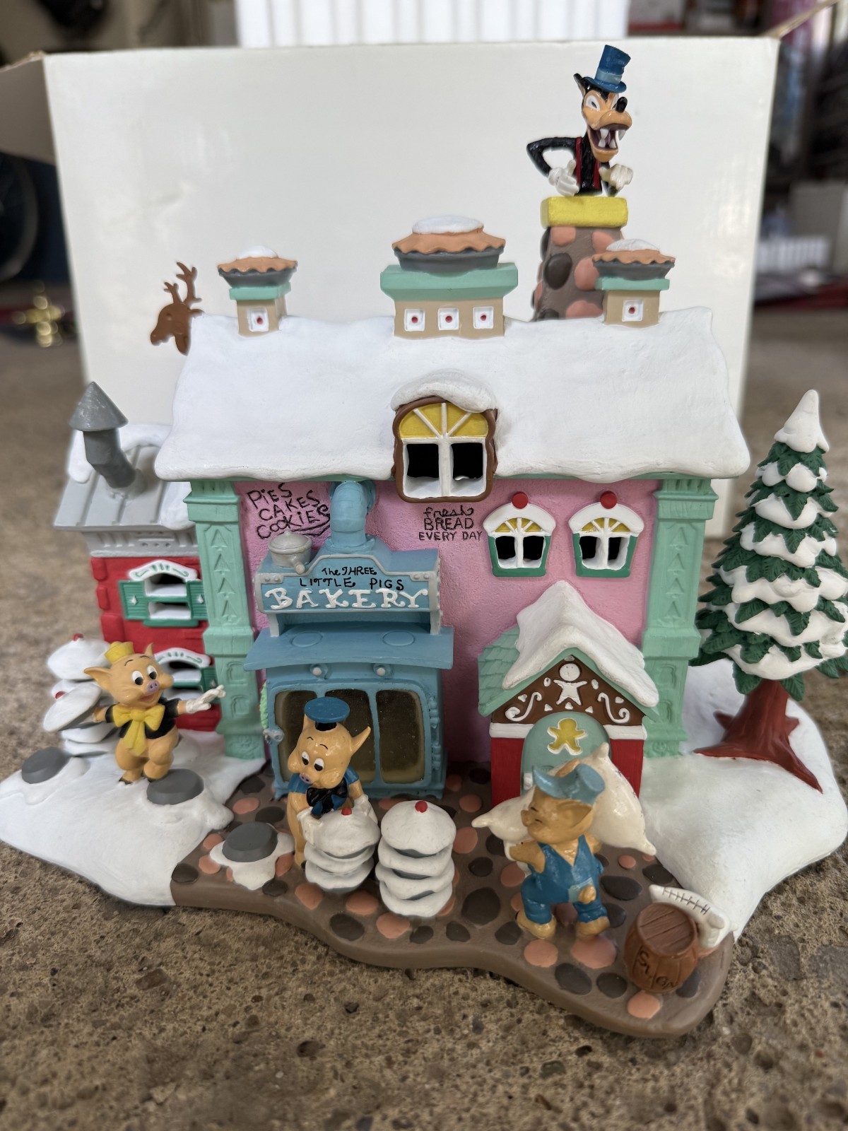 Disney Winter Wonderland Three Little Pigs Bakery House, NIB, Danbury Mint