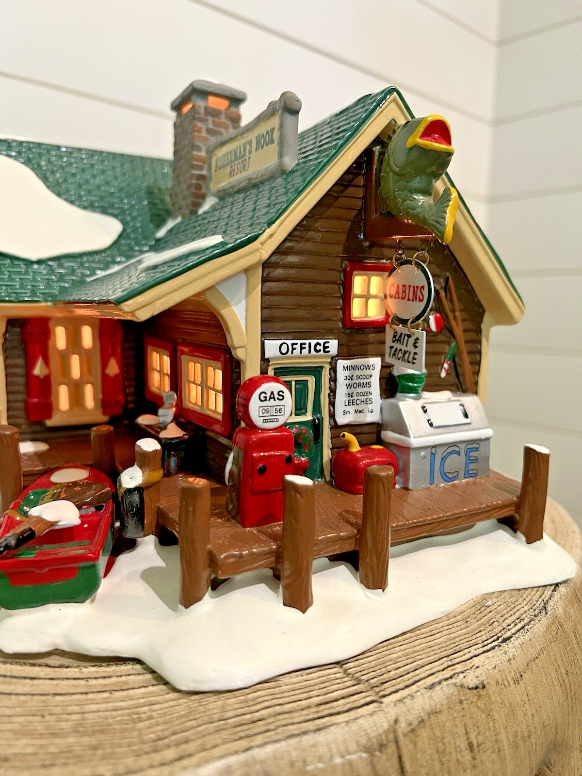 Dept 56 Snow Village – Fisherman’s Nook Resort (1994) #54607 (Lake, Fishing) 🎣