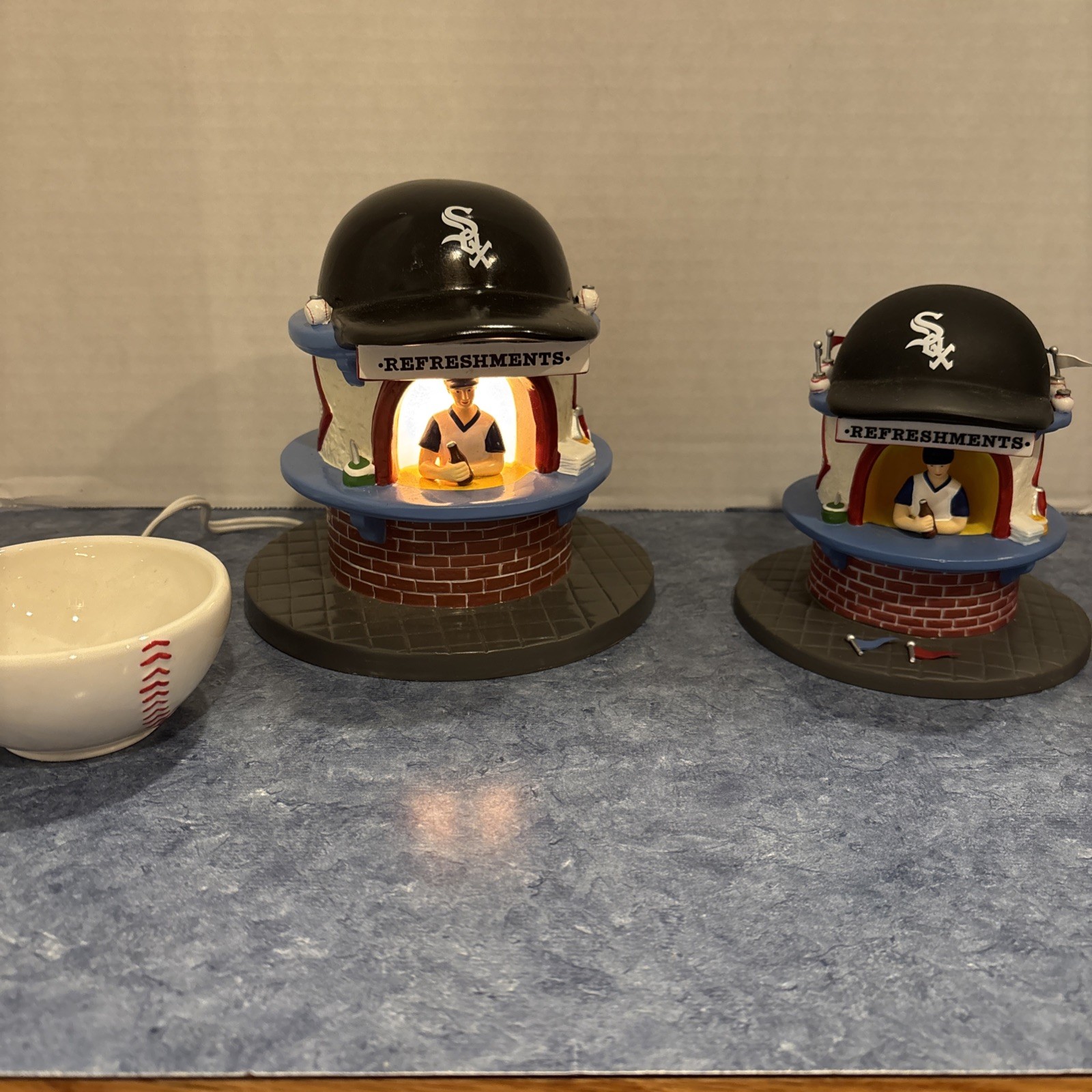 Dept 56 Christmas In The City Chicago White Sox Refreshments Stand Set of 2 NICE