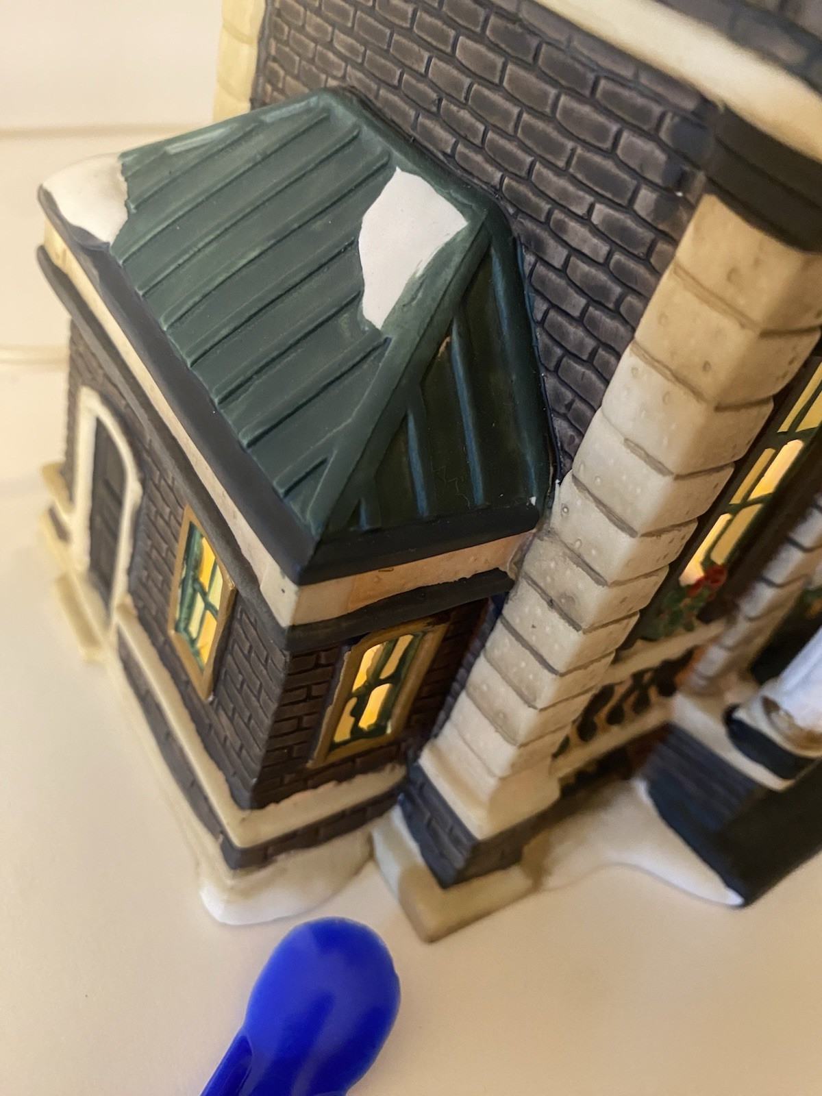 READ Vintage Village Bank Porcelain Building Christmas / Winter Dept 18 Lighted