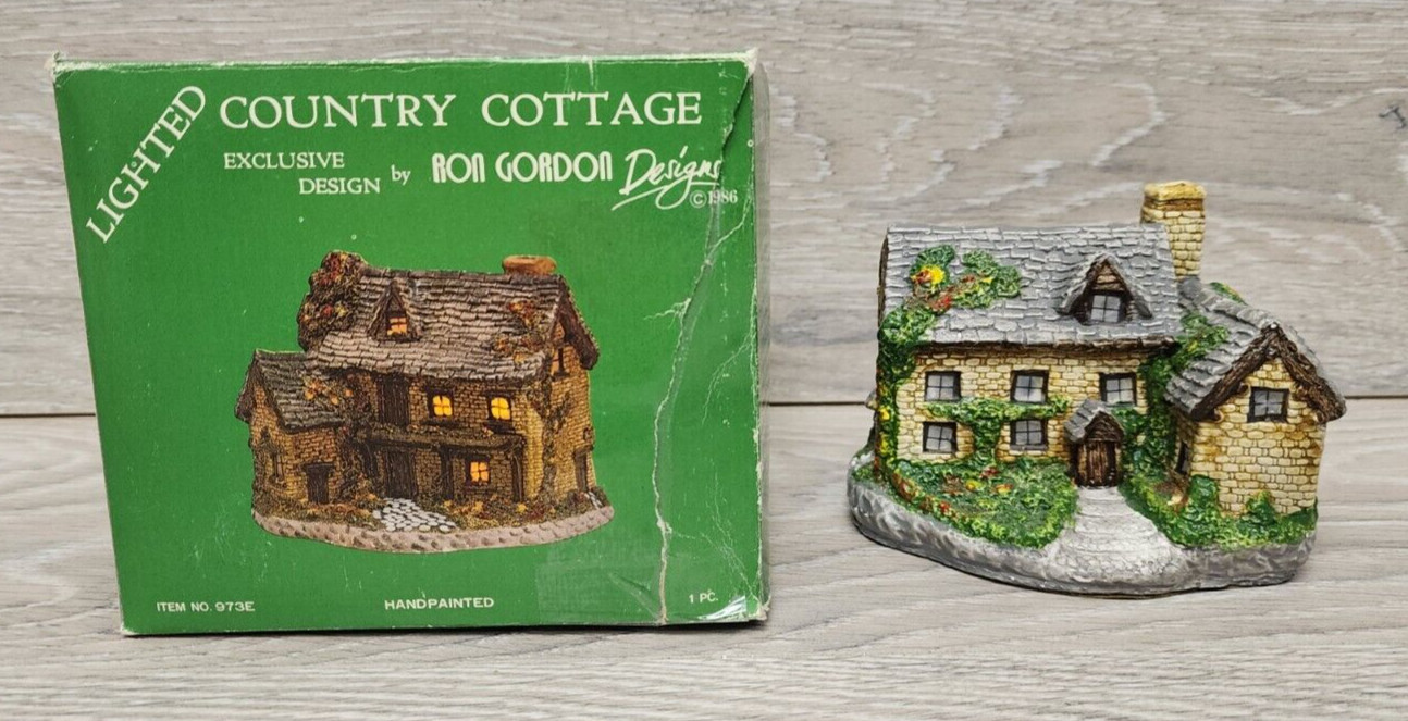 Vintage Lighted Country Cottage Ron Gordon 973E Christmas Village Figurine READ