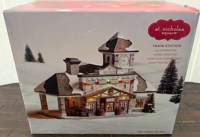 St. Nicholas Square Village Illuminated 2018 Version~ TRAIN STATION HOUSE ~ NIB