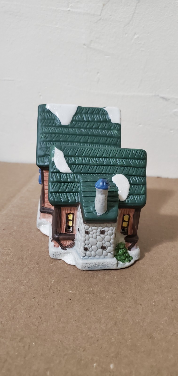 Cobblestone Corners 2001 Christmas Village Alpine Lodge Green Roof Ceramic 04969