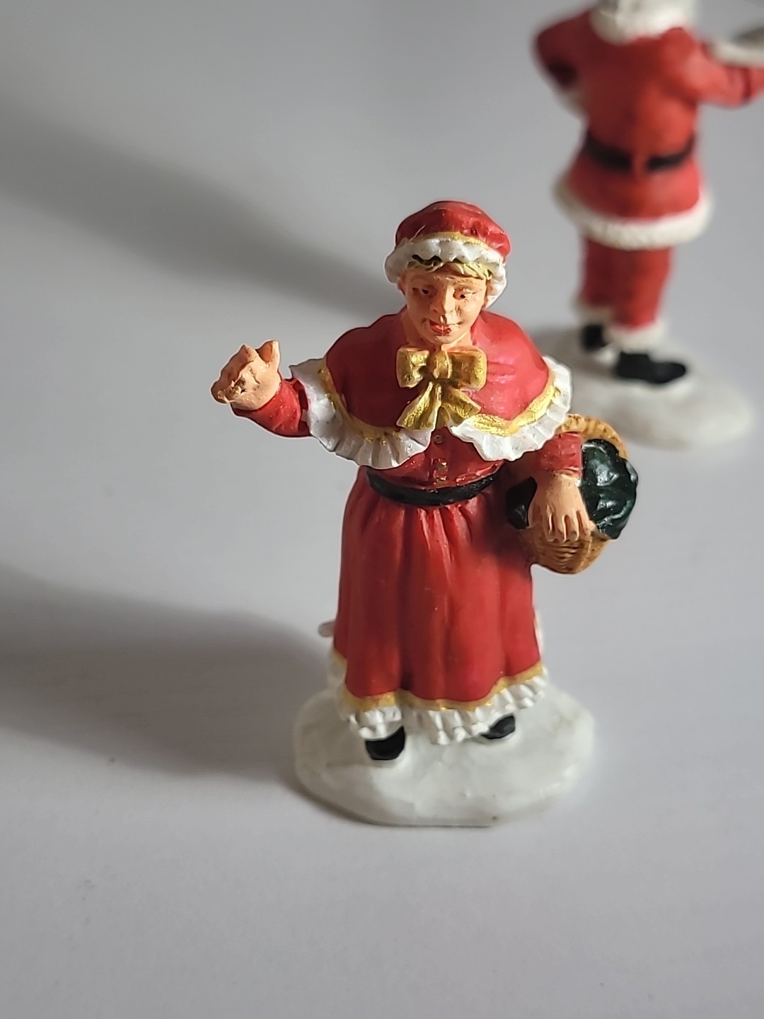 Lemax Christmas Village Town Mr. & Mrs. Santa Claus 92334 92335