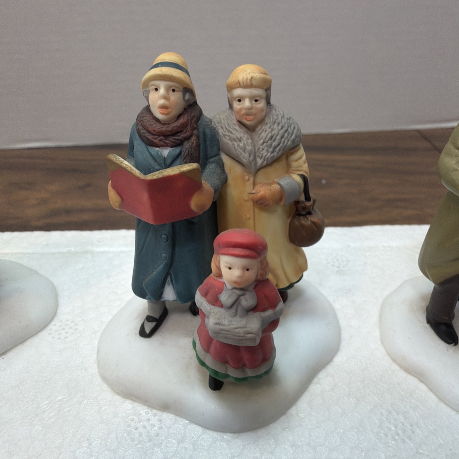 Dept 56 Heritage Village Collection Caroling Through the City 3pc Figure Set
