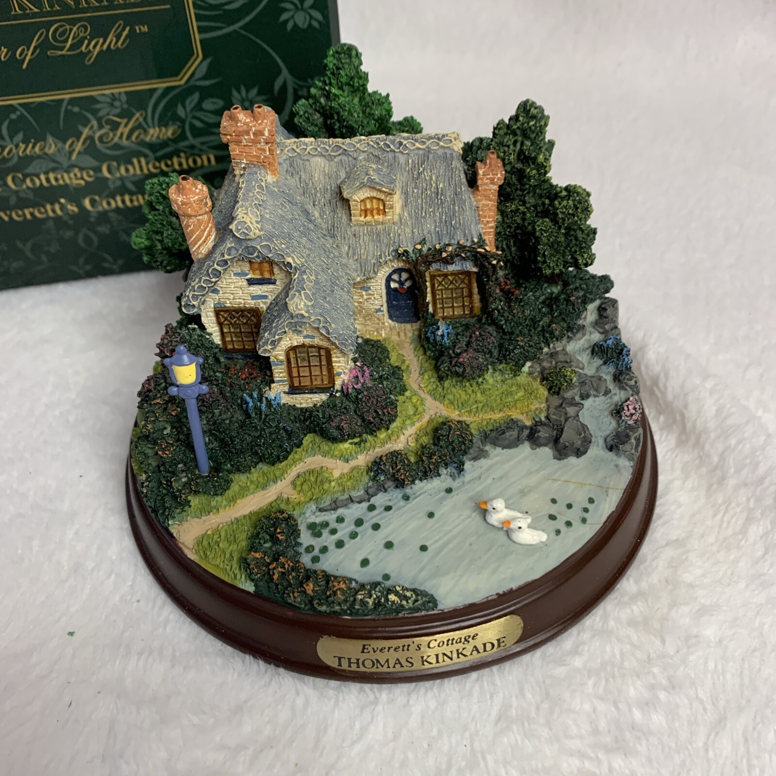 Thomas Kinkade Painters of Light Everetts Cottage Memories of Home Lighted House