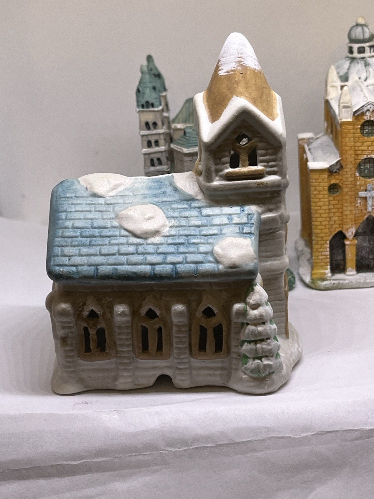 Christmas churches x 3 village display multicolor dimentions in photo’s vguc