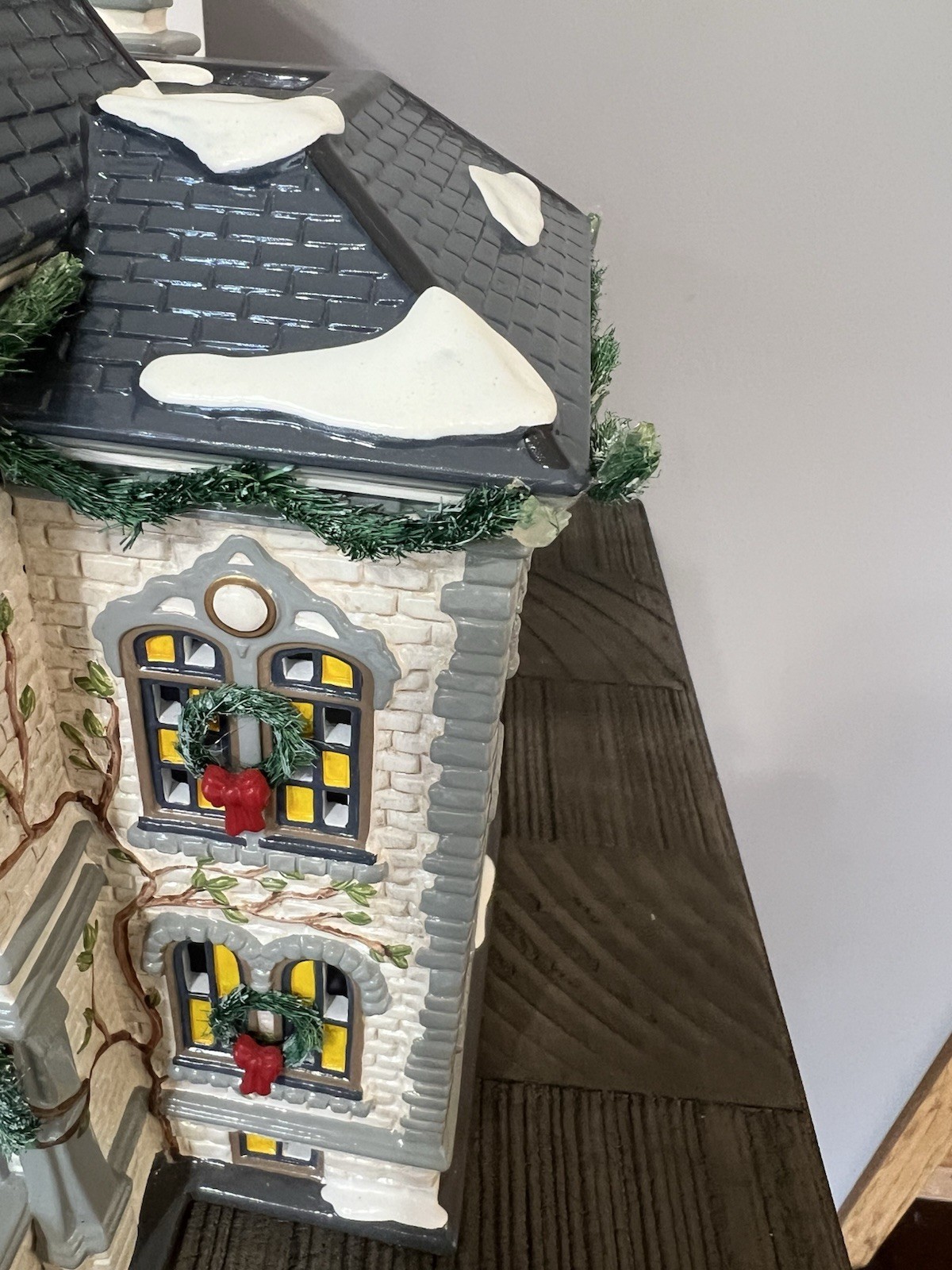 Department 56 Snow Village Frost University – #799927