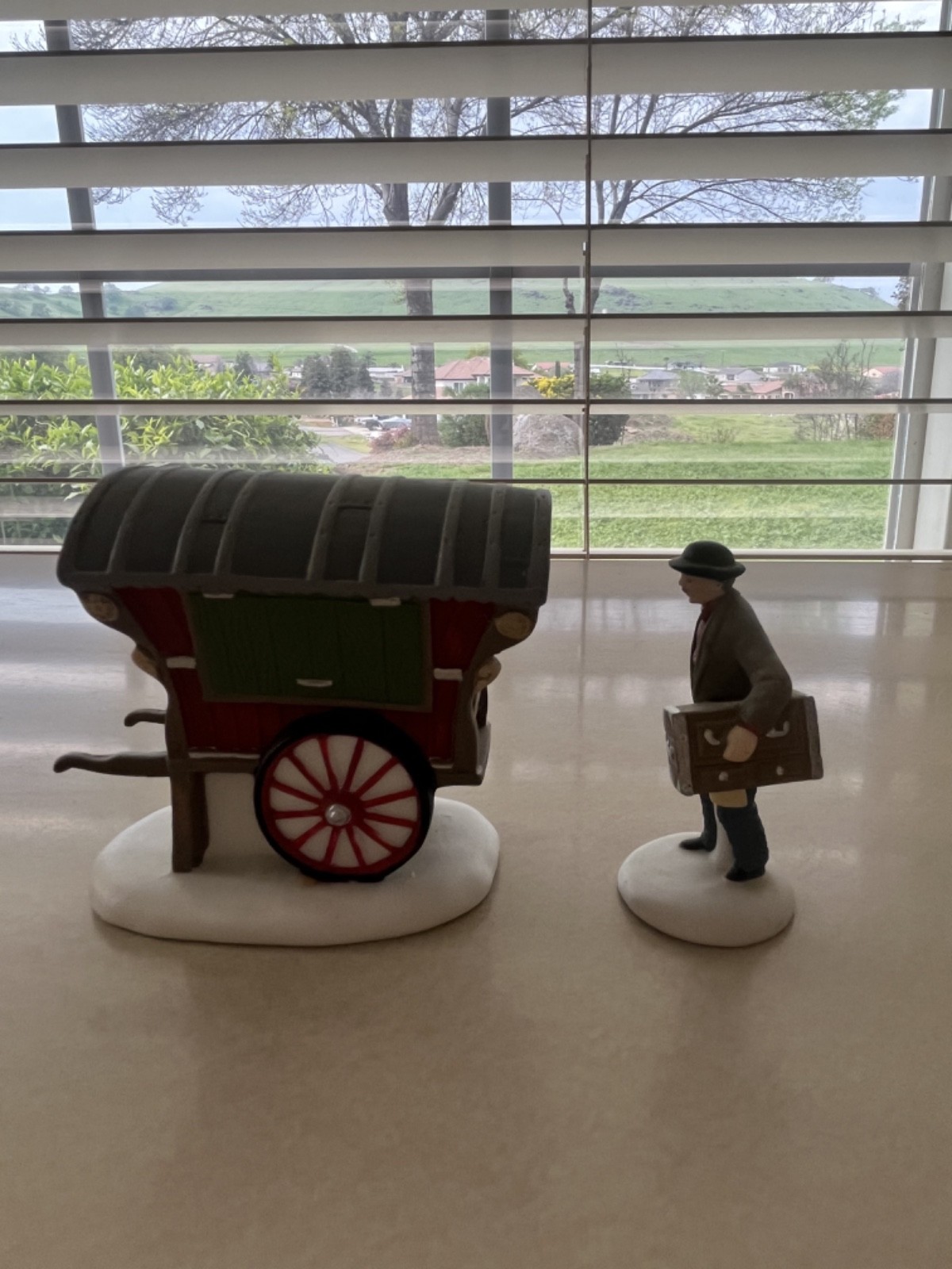 Department 56 Town Tinker New England Village 2 Pc Set Cart & Figure w/Box