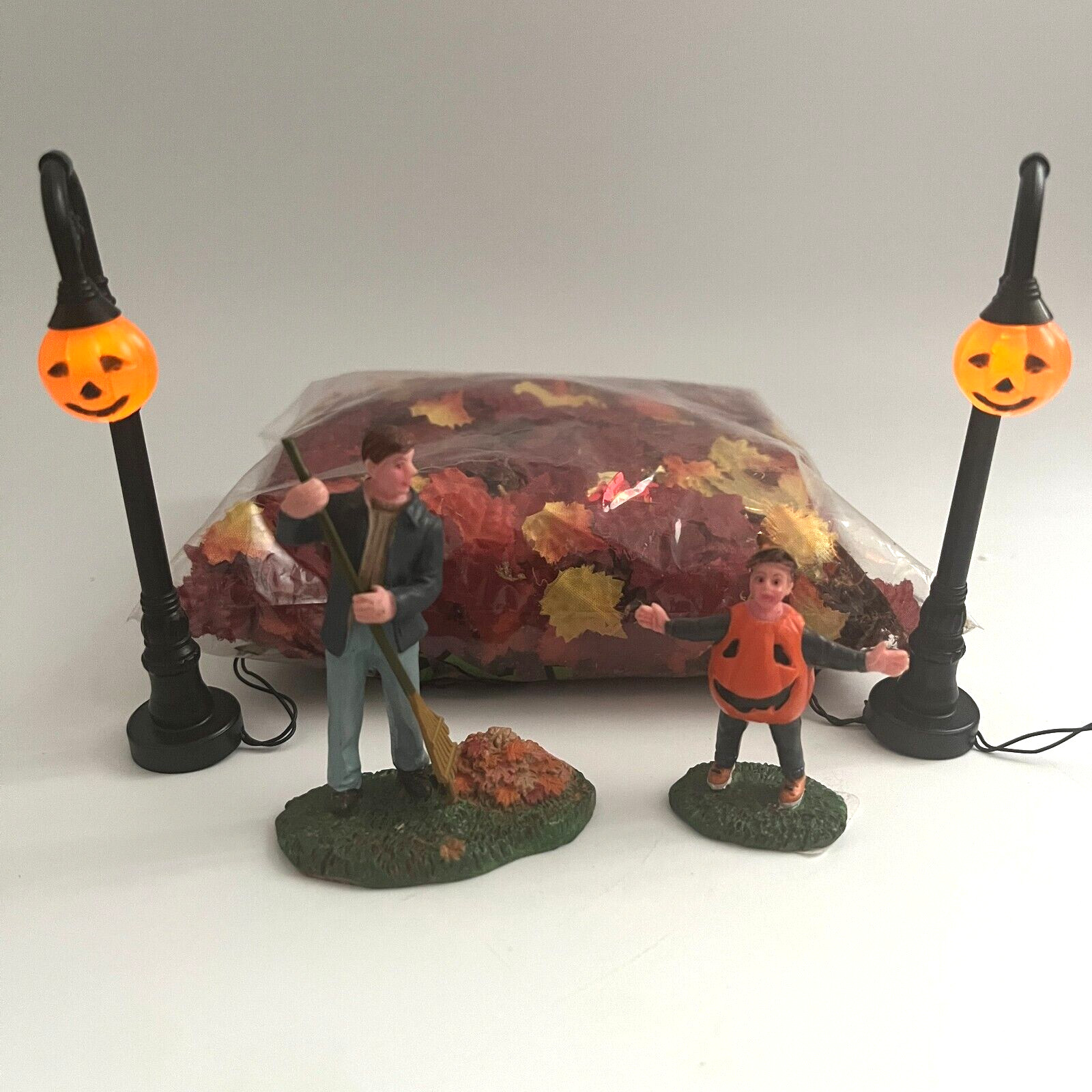 Lemax Spooky Town Set GREAT COSTUME PUN’KIN!, PUMPKIN STREET LIGHTS, FALL LEAVES