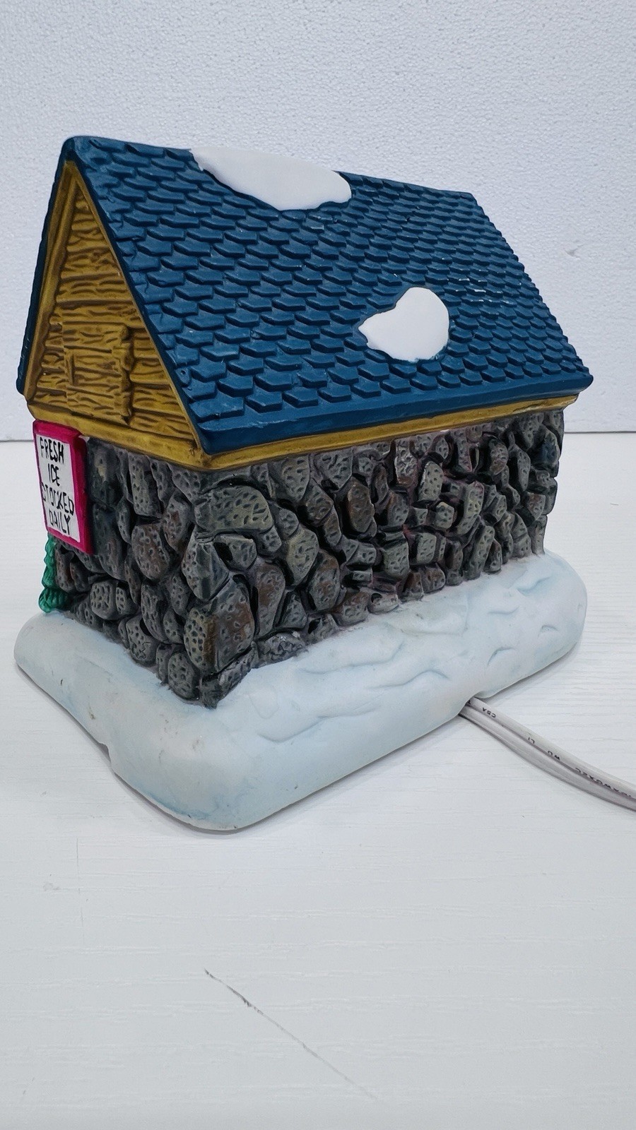 Dickens Collectables Town Series “Frost’s Ice House” Lighted House Excellent !