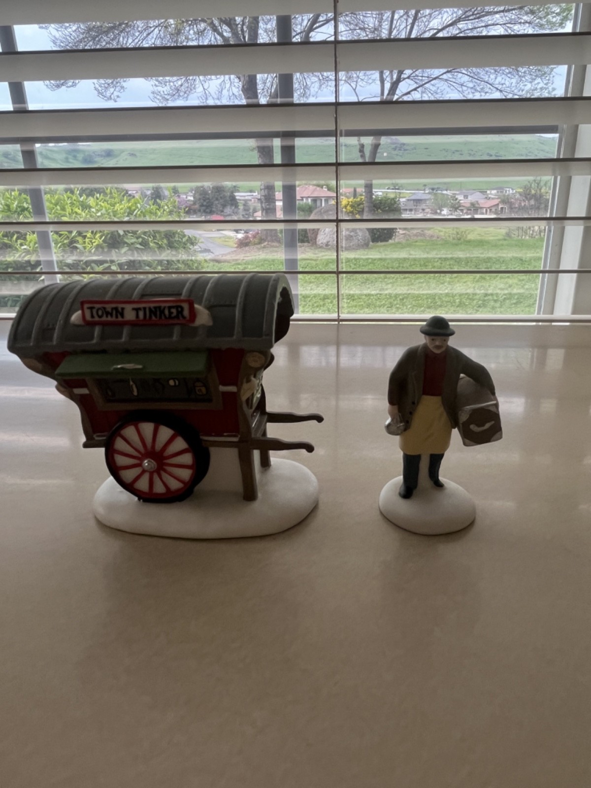 Department 56 Town Tinker New England Village 2 Pc Set Cart & Figure w/Box