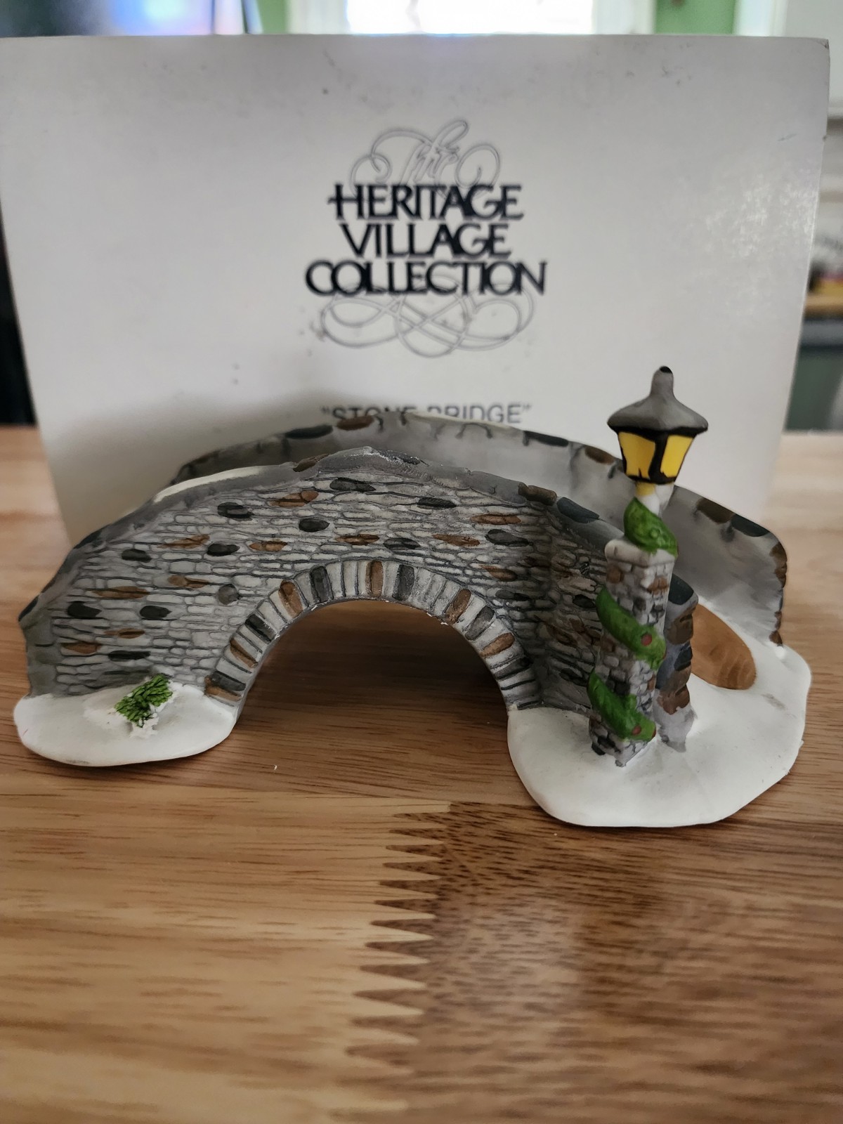 Dept 56 Stone Bridge With Lamp Post Heritage Village Collection # 6546-3