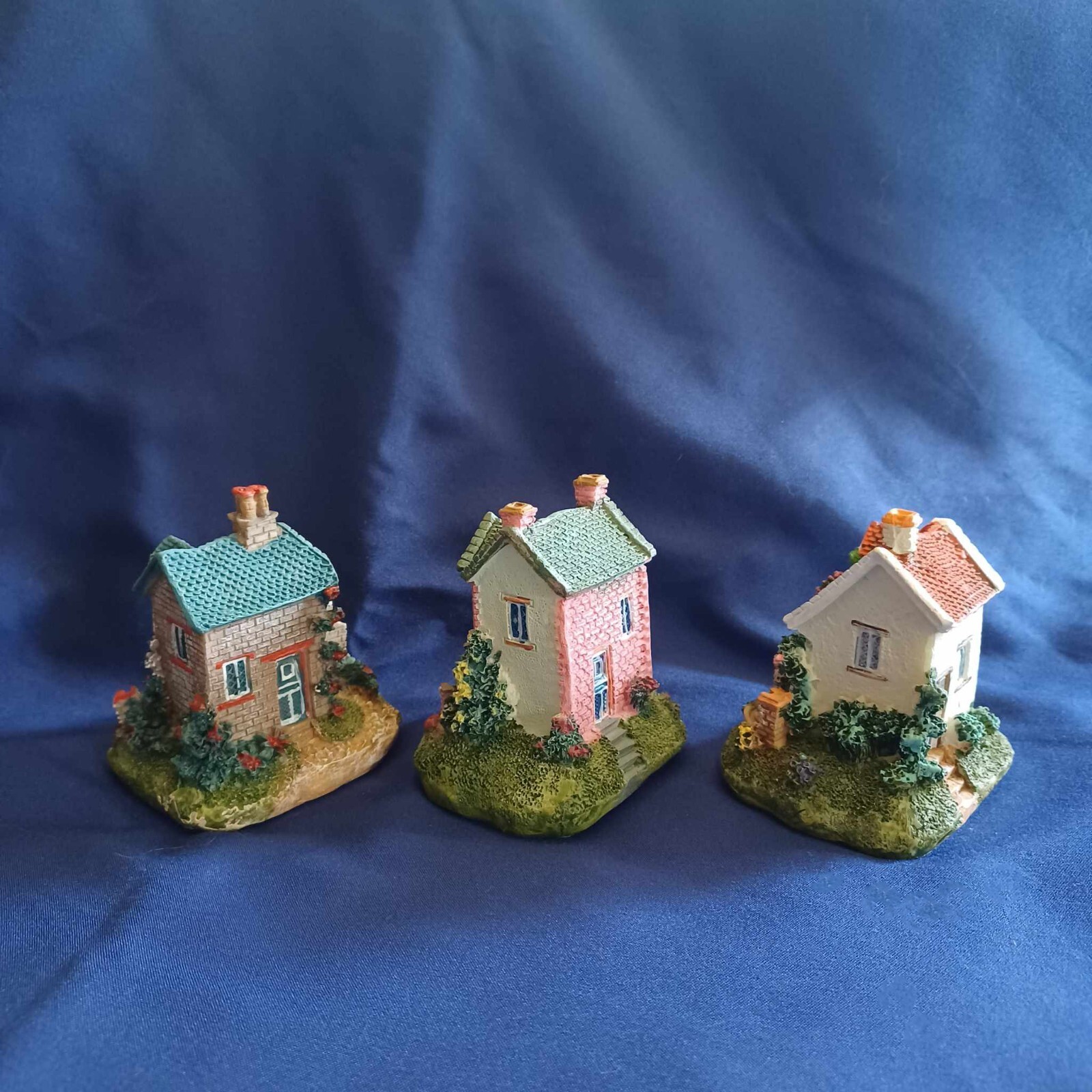 Miniature Cottages Houses (3) Resin Small Country Primitive Approx. 2.5″ Tall