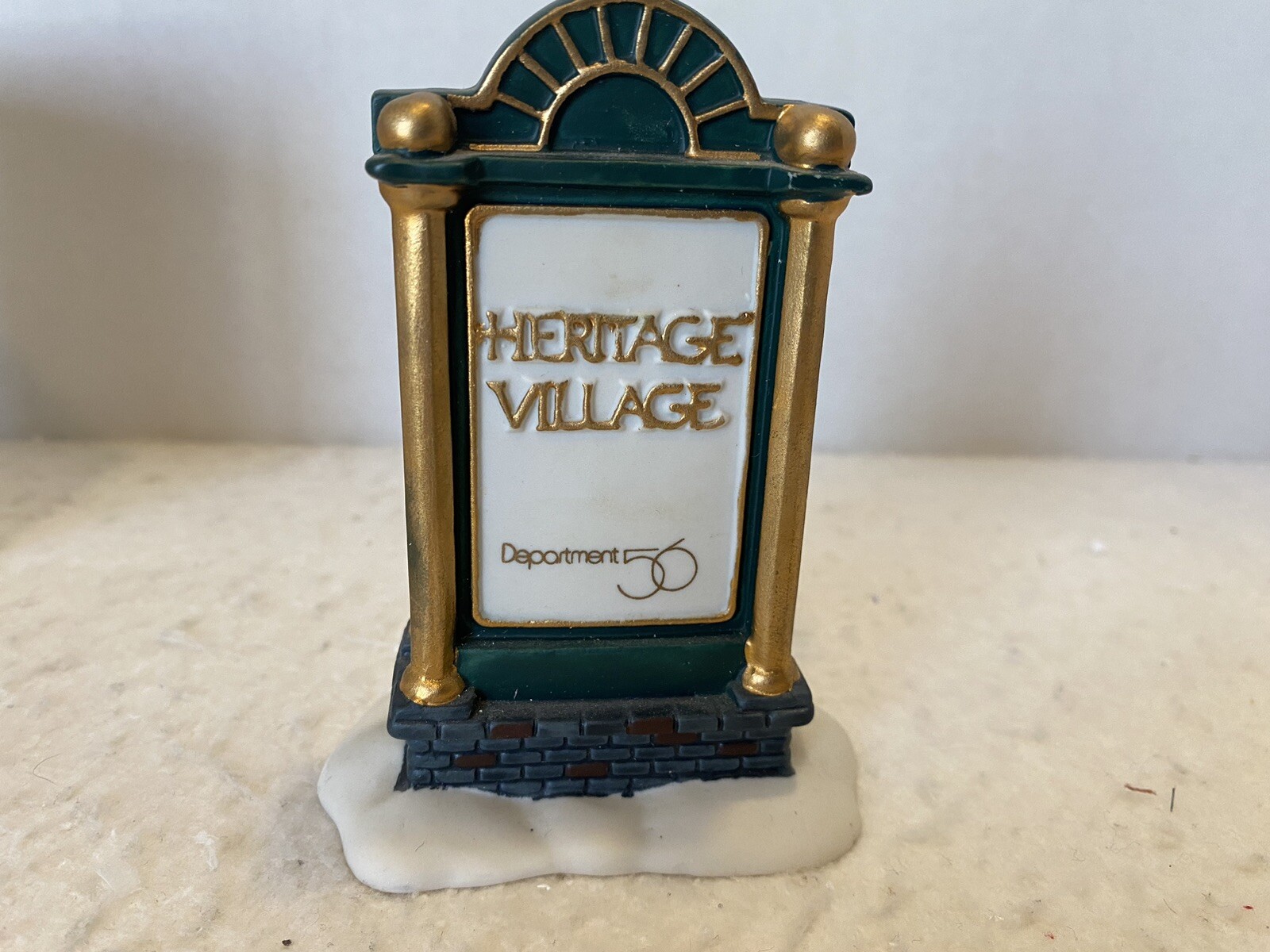 Department 56 1987 Green and Gold “Heritage Village Sign” #99538 With Box