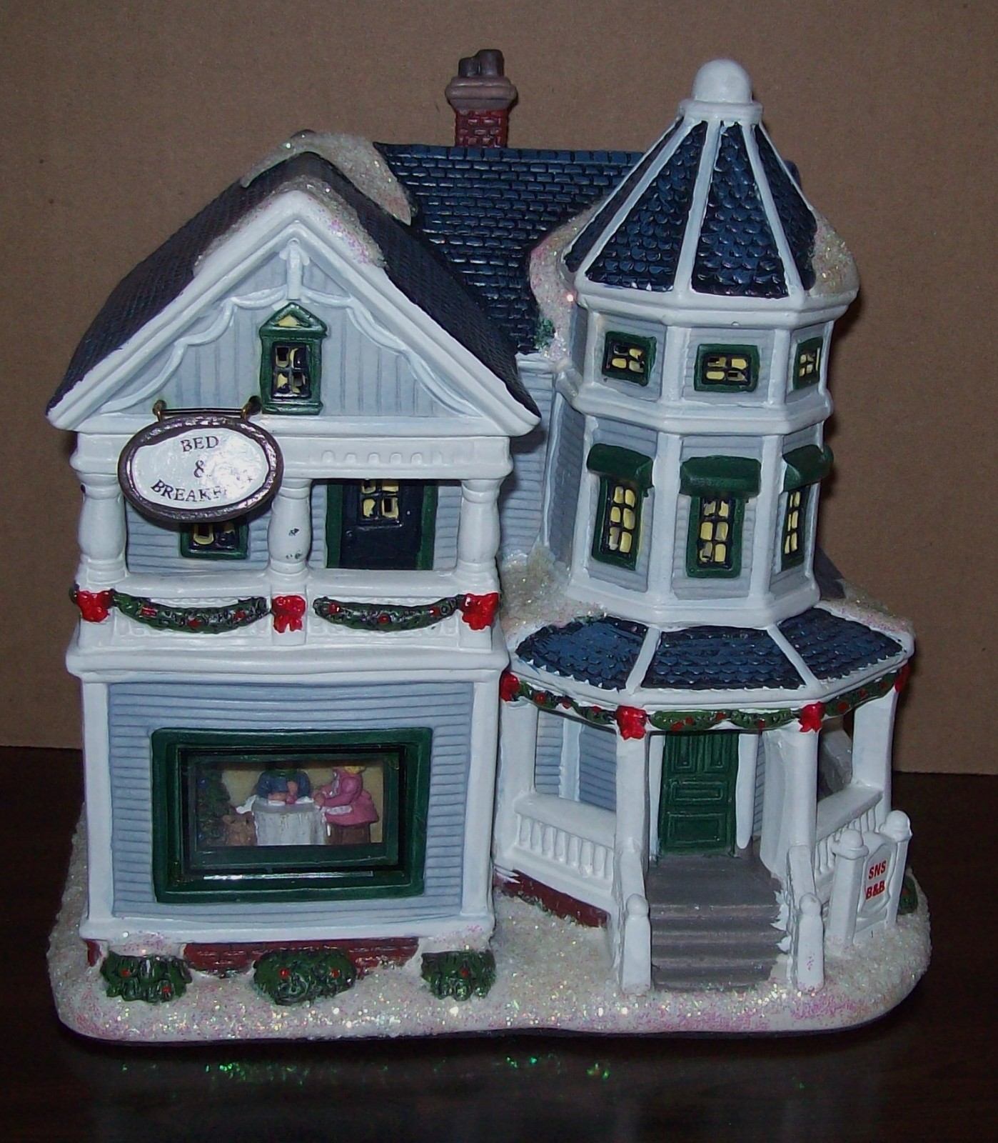 St Nicholas Square “Bed & Breakfast” Village Collection 2017 – LIGHTED INTERIOR