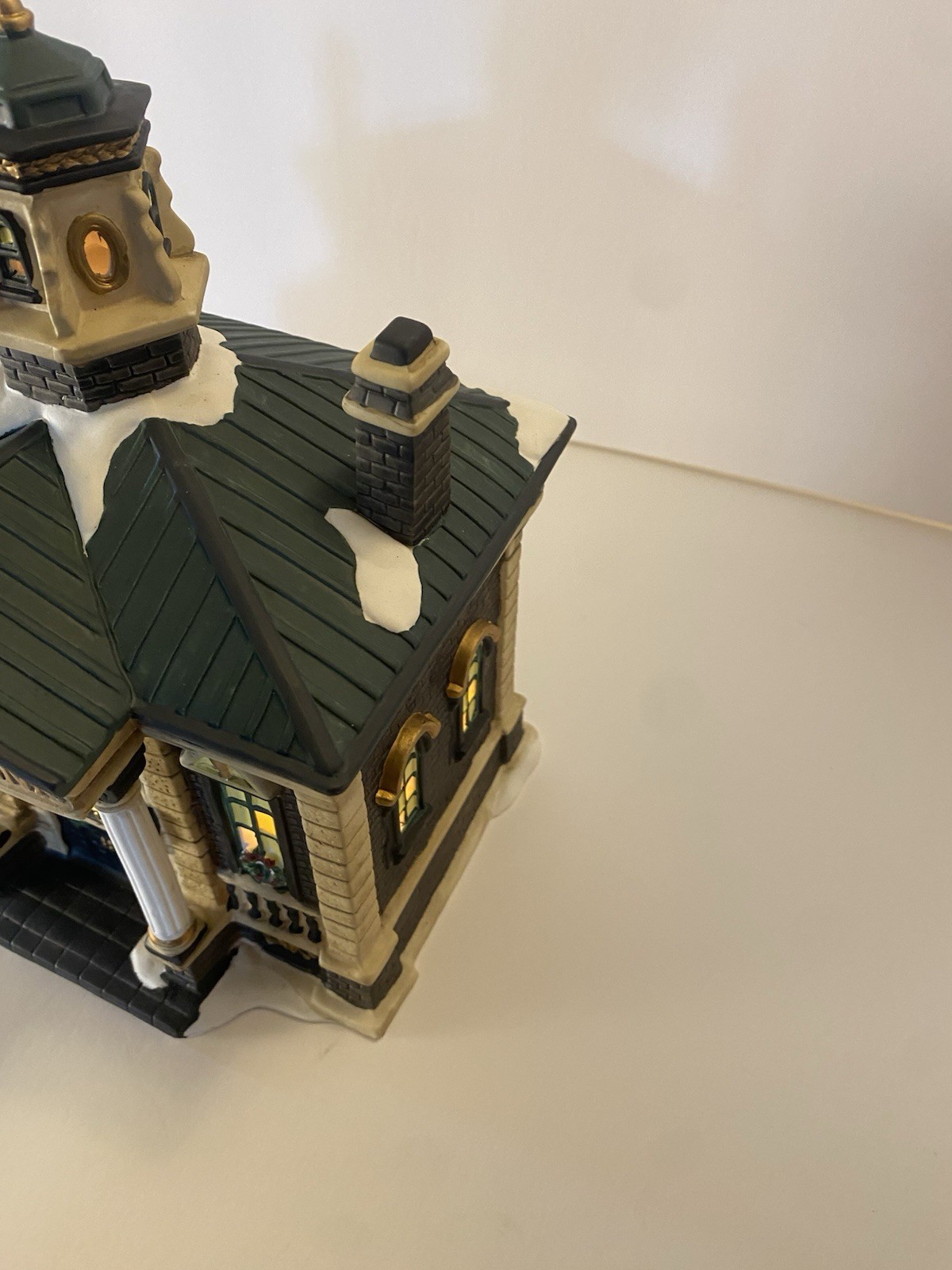 READ Vintage Village Bank Porcelain Building Christmas / Winter Dept 18 Lighted
